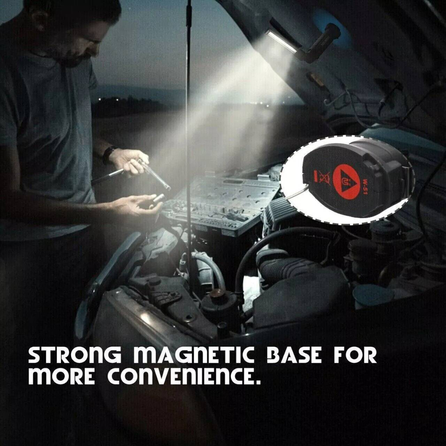 Ein Mann arbeitet an einem Automotor mit einer magnetischen Arbeitsleuchte.