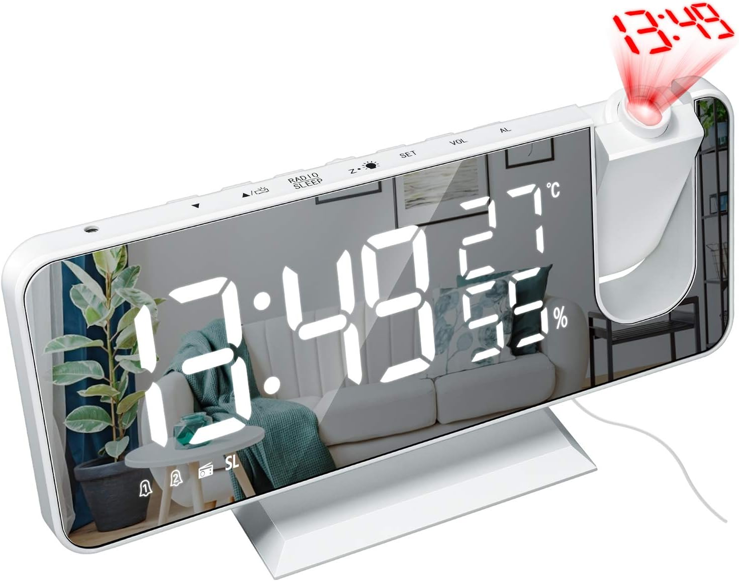 Eine weiße Digitaluhr mit roter projizierter Zeit. Die Zeit ist 13:49. Ein Sofa und ein Tisch sind im Hintergrund.
