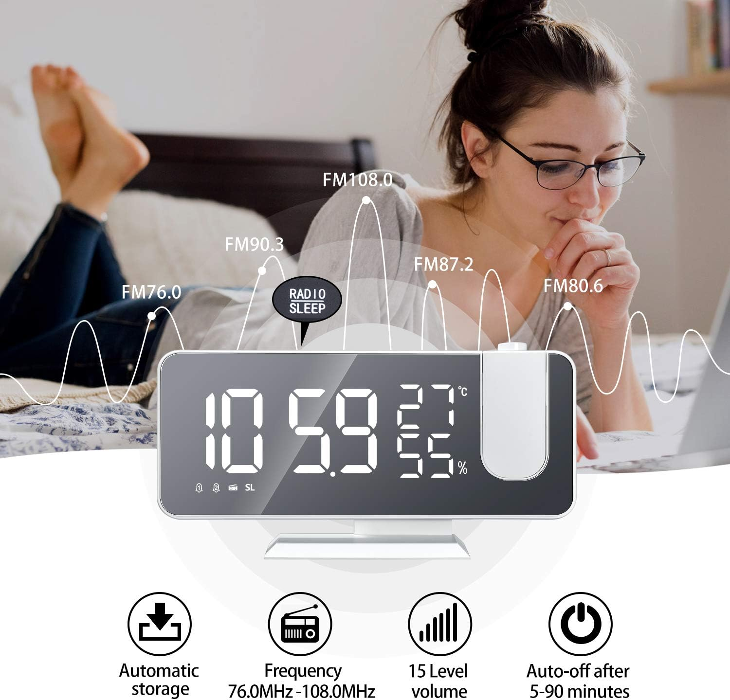 Eine Frau mit Brille liegt auf einem Bett und betrachtet eine Digitaluhr, die die Zeit anzeigt.
