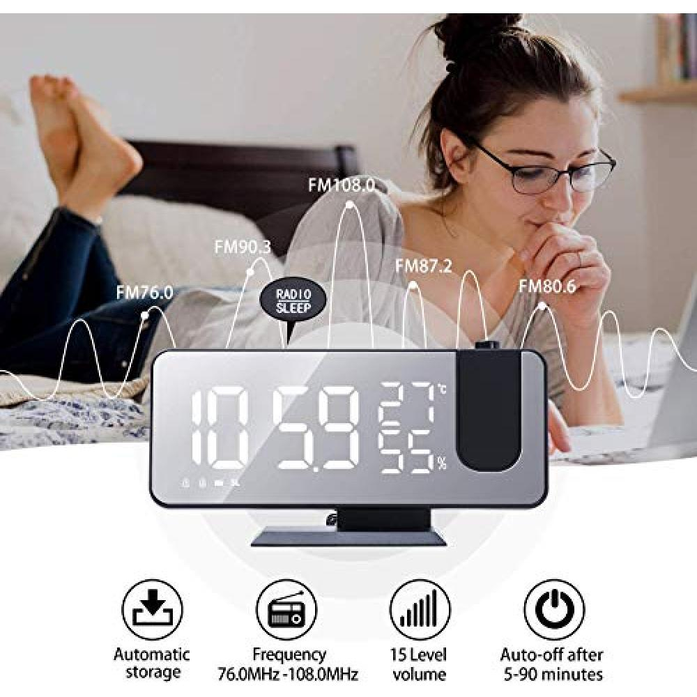 Digitaler Wecker mit Zeit- und UKW-Radiofrequenzen. Eine Frau mit Brille liegt im Bett.