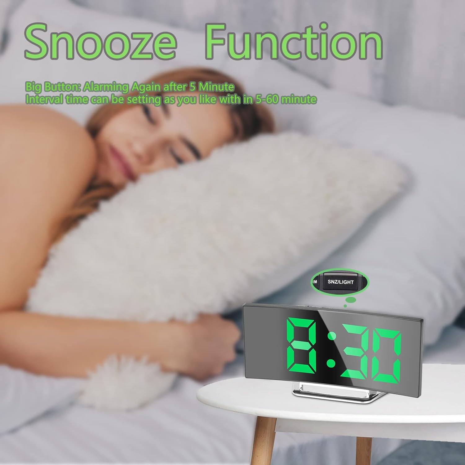 Eine Digitaluhr mit grünen Ziffern steht auf einem weißen Tisch in der Nähe einer schlafenden Person.