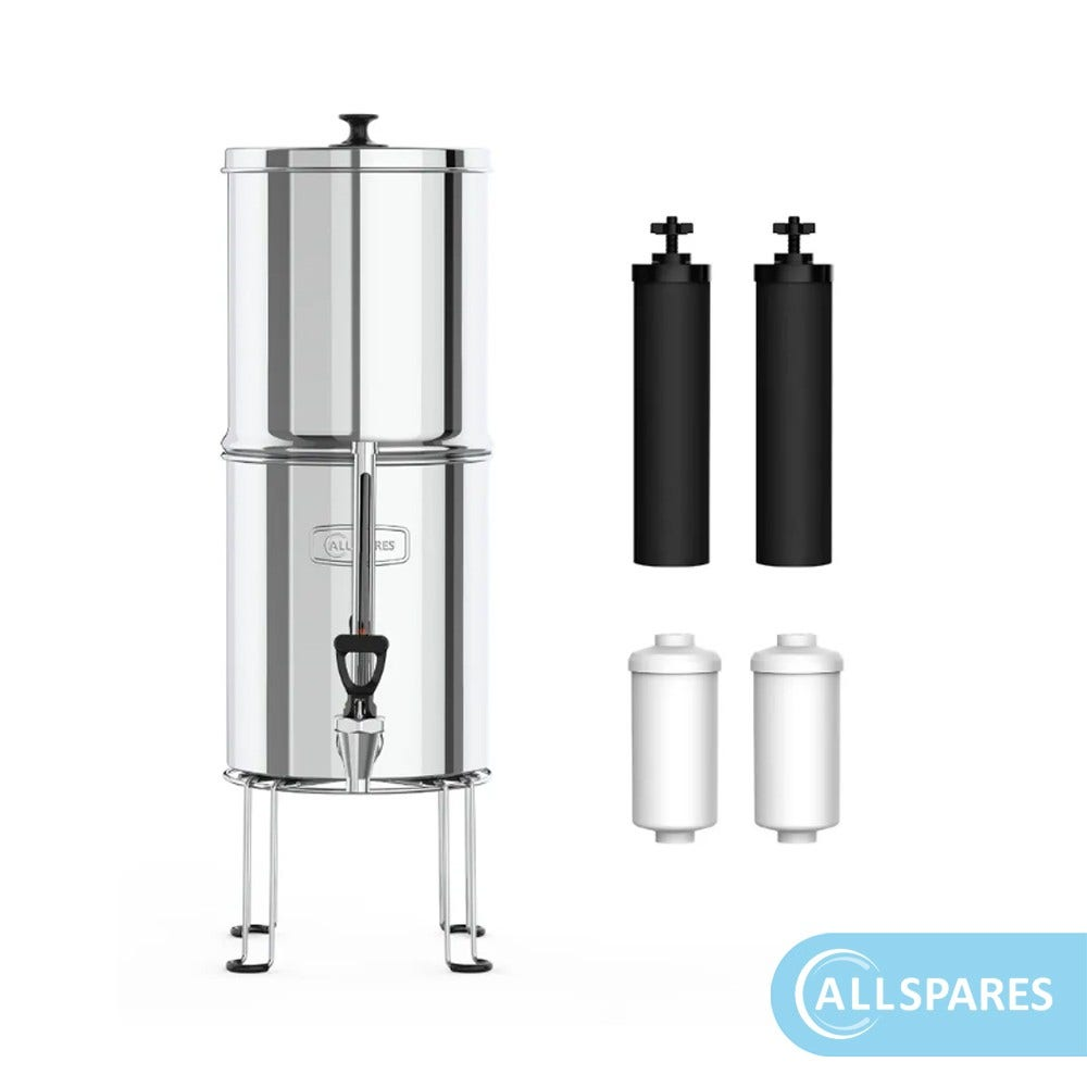 Wasserfilter aus Edelstahl und zwei schwarze und weiße Filterkartuschen.