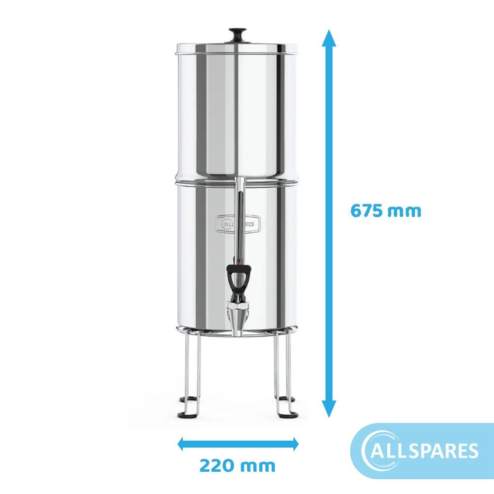 Wasserfilter aus Edelstahl mit Maßen: 675 mm H öhe, 220 mm Breite, auf weißem Hintergrund.