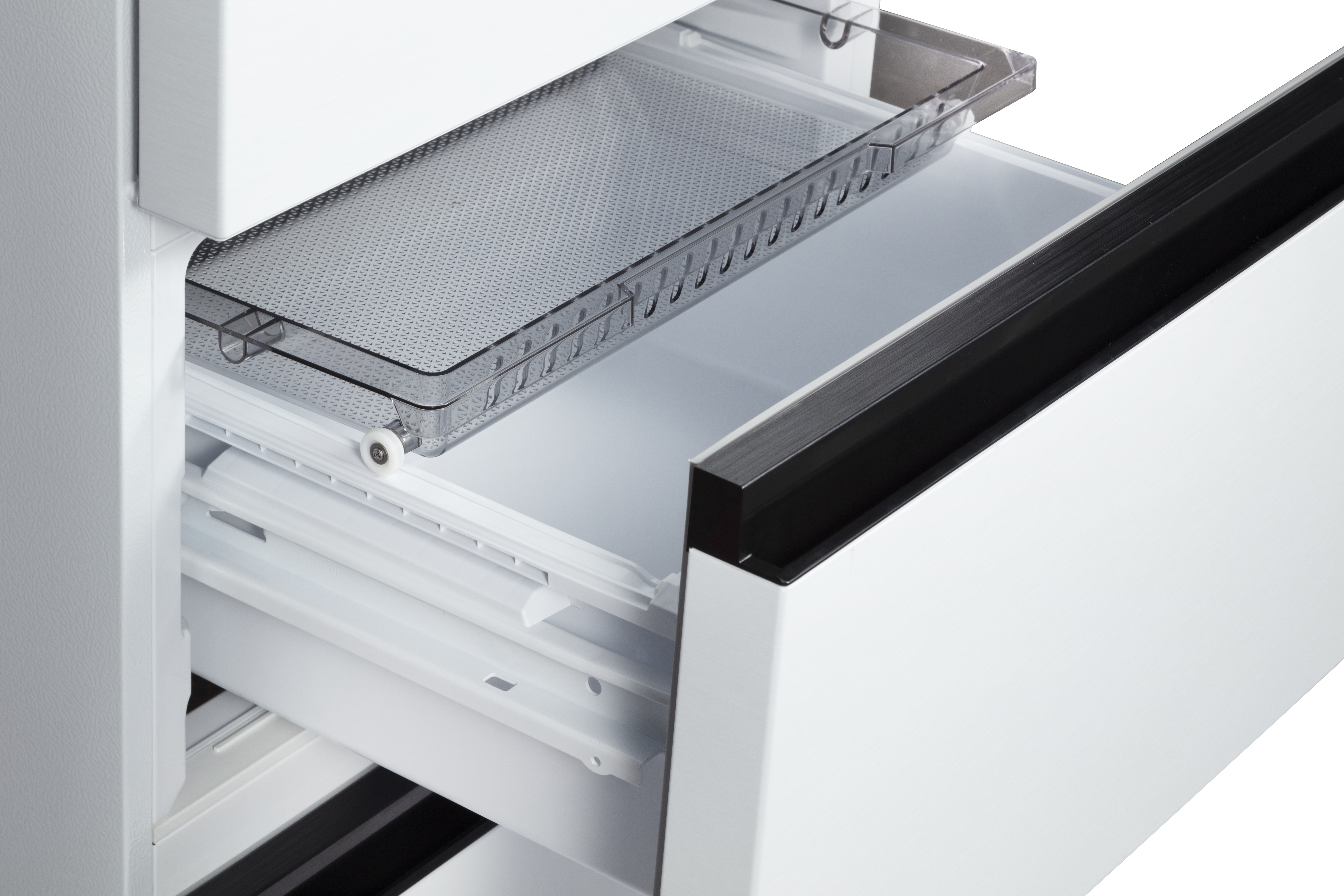 Eine geöffnete Kühlschrank-Schublade mit einem transparenten Fach und weißen Schubladenseiten.