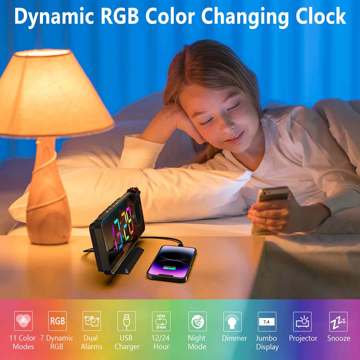 Ein Mädchen im Bett mit einem Telefon und einer Uhr. Die Uhr zeigt die Zeit an und hat Farbwechselmodi.