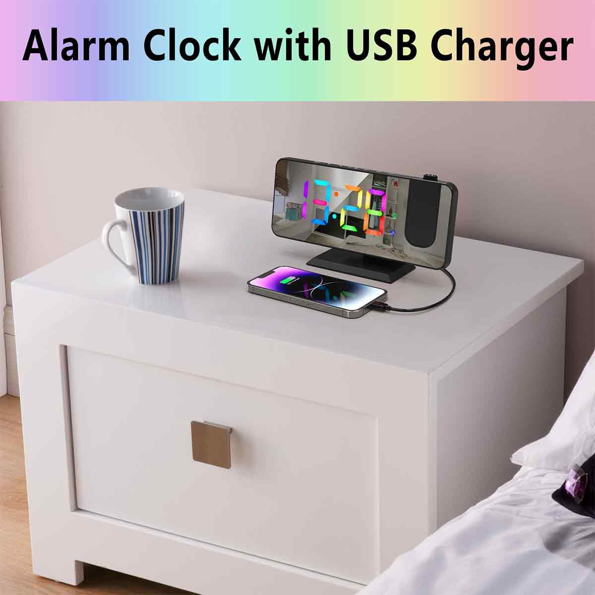 Ein Wecker mit USB-Ladegerät auf einem weißen Nachttisch, ein Telefon wird geladen und eine Tasse in der Nähe.
