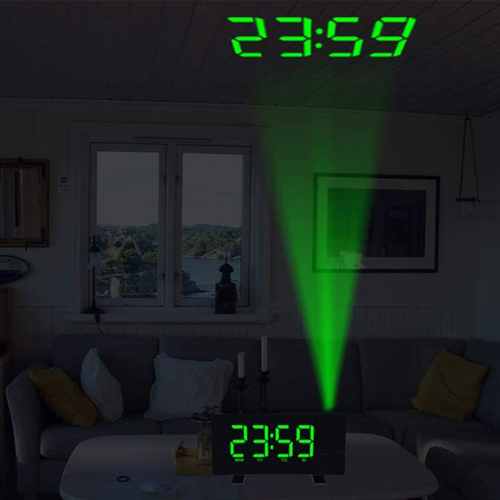 Eine Digitaluhr projiziert die Uhrzeit 23:59 an Decke und Tisch.