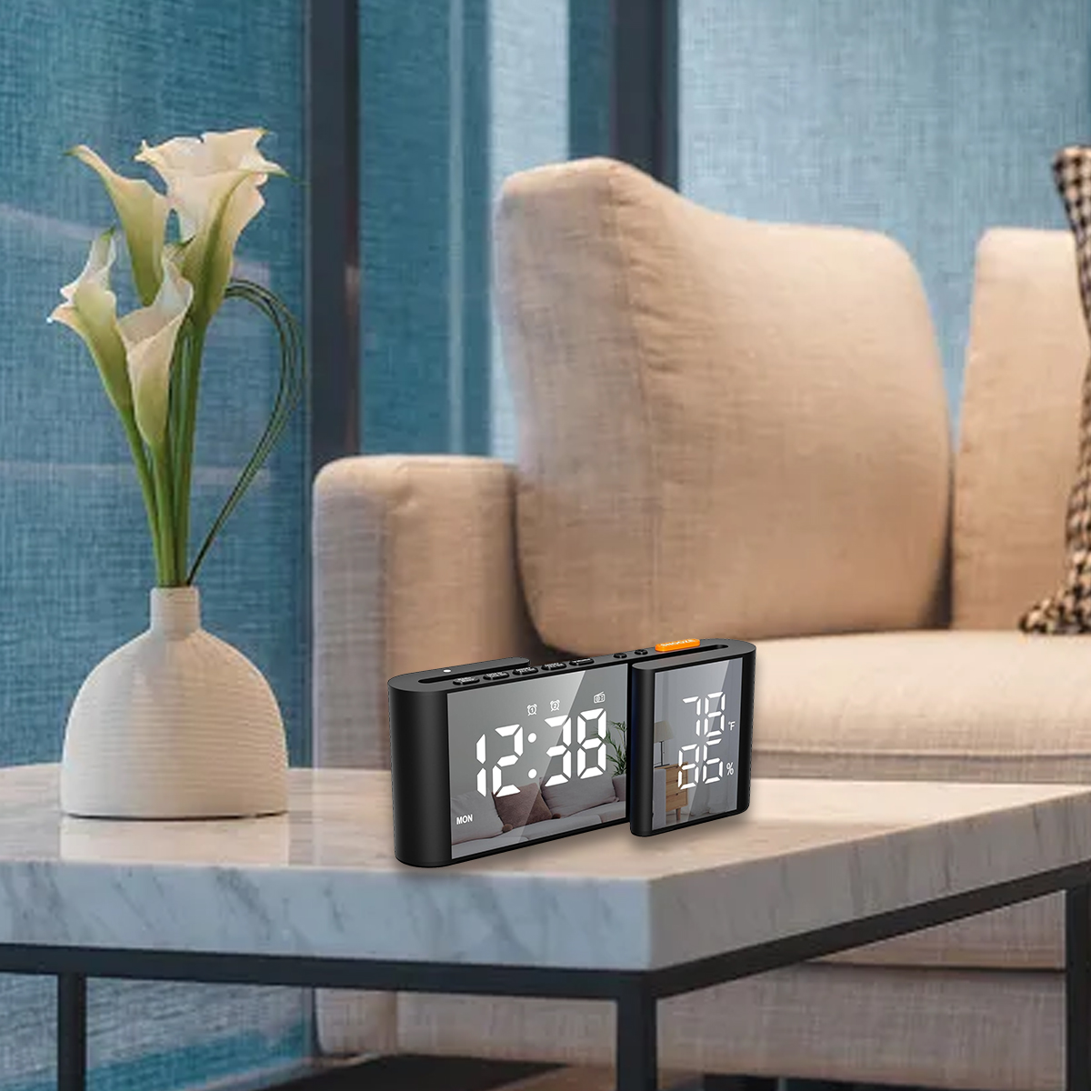 Digitaler Wecker auf einem Tisch mit einer Blumenvase und einer Couch im Hintergrund.
