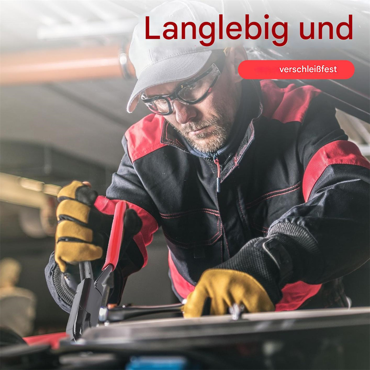 Mann arbeitet mit einer Zange an einem Auto, trägt Brille und gelbe Handschuhe. Rotes Auto.