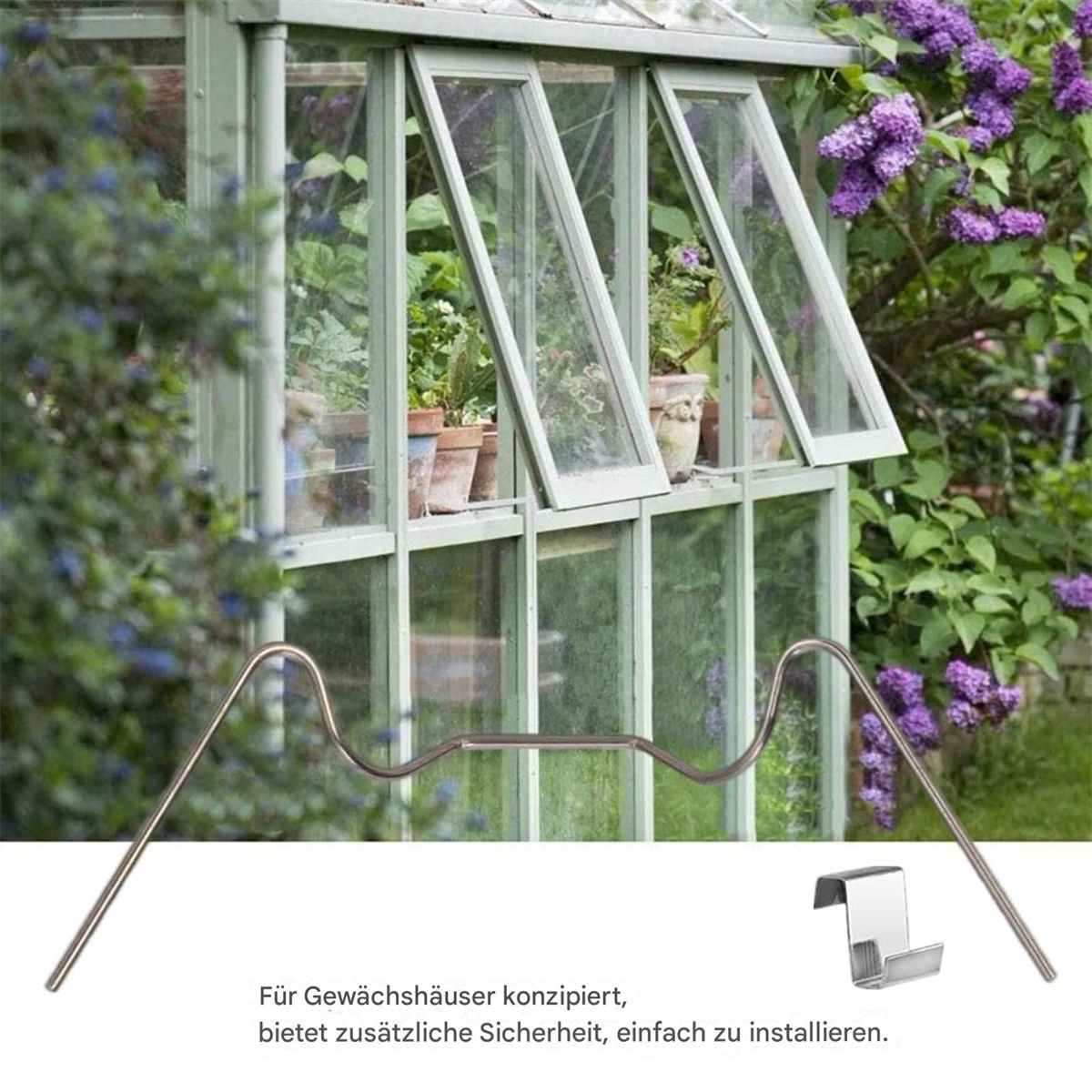 Gewächshaus mit offenen Fenstern und Pflanzen. Metallstütze für zusätzliche Sicherheit. Lila Blumen und grüne Pflanzen im Hintergrund.