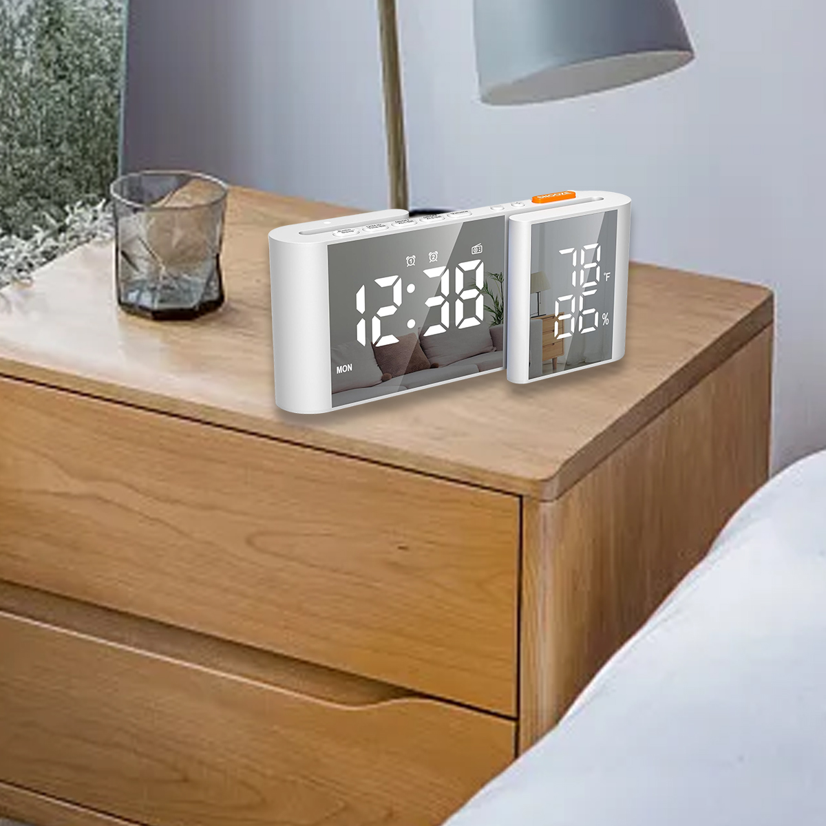 Eine Digitaluhr auf einem Nachttisch aus Holz. Sie zeigt Zeit und Temperatur an.