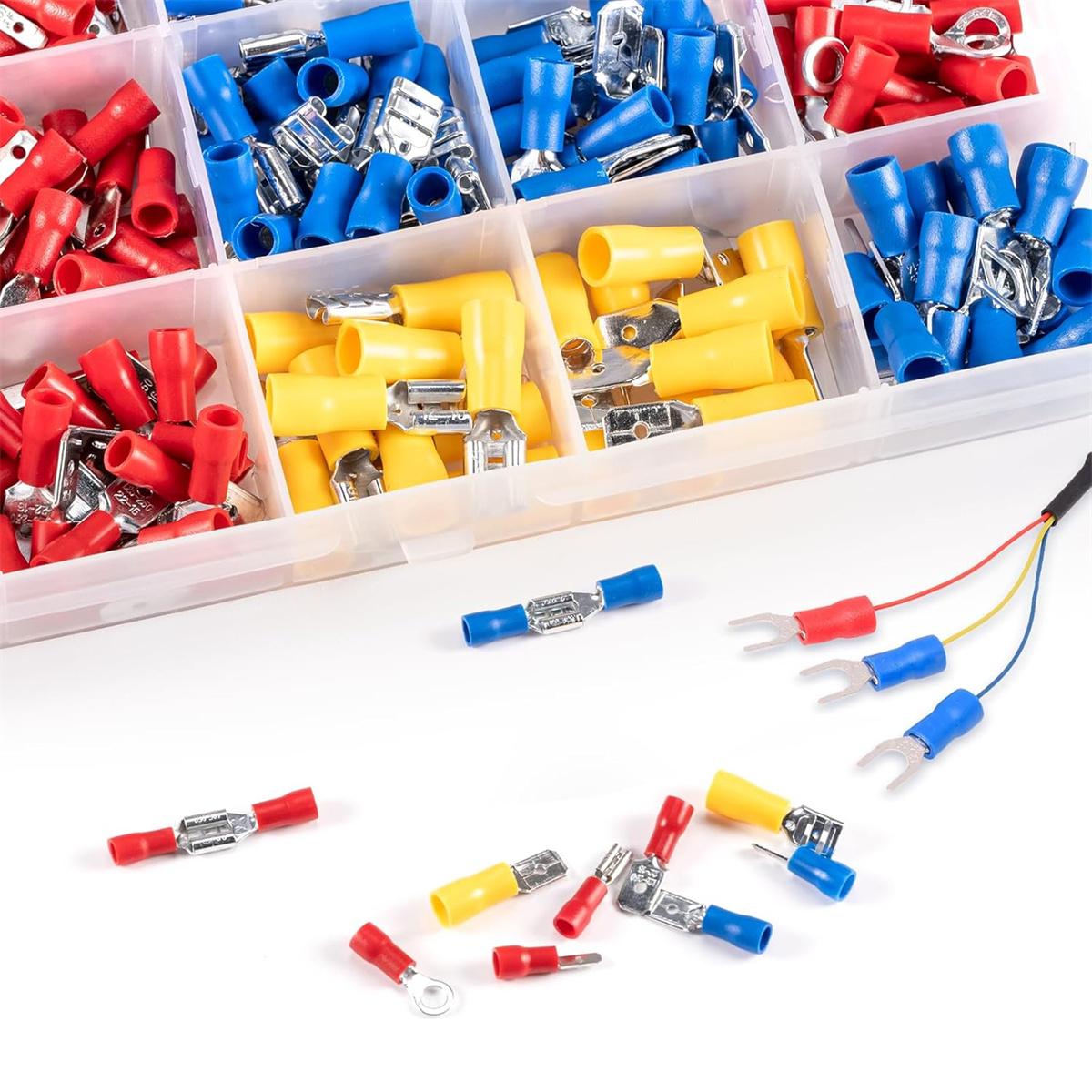 Eine Box mit verschiedenen elektrischen Steckern in Rot, Blau und Gelb.