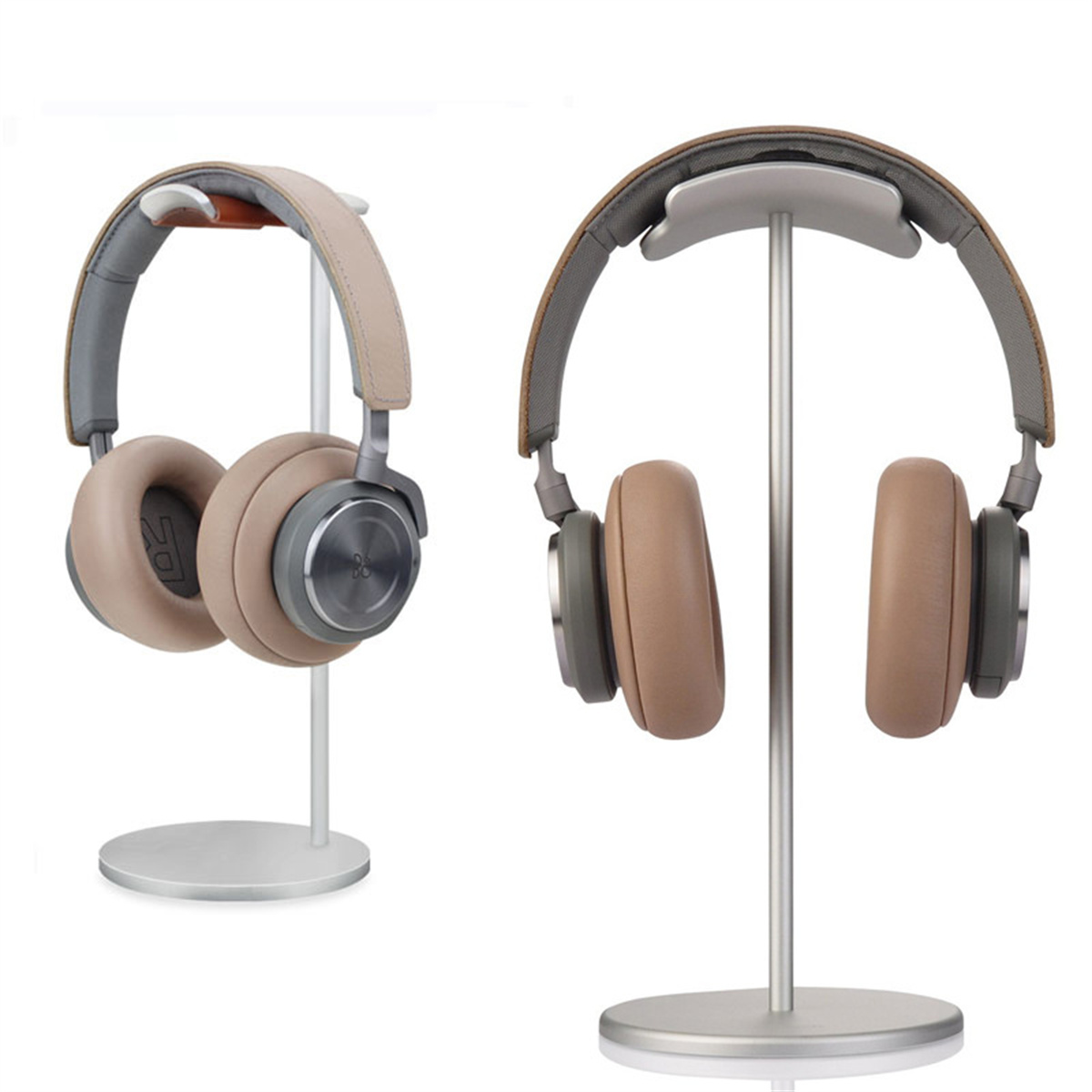 Zwei Kopfhörerpaare auf Ständern. Eines beige und grau, das andere beige und grün.