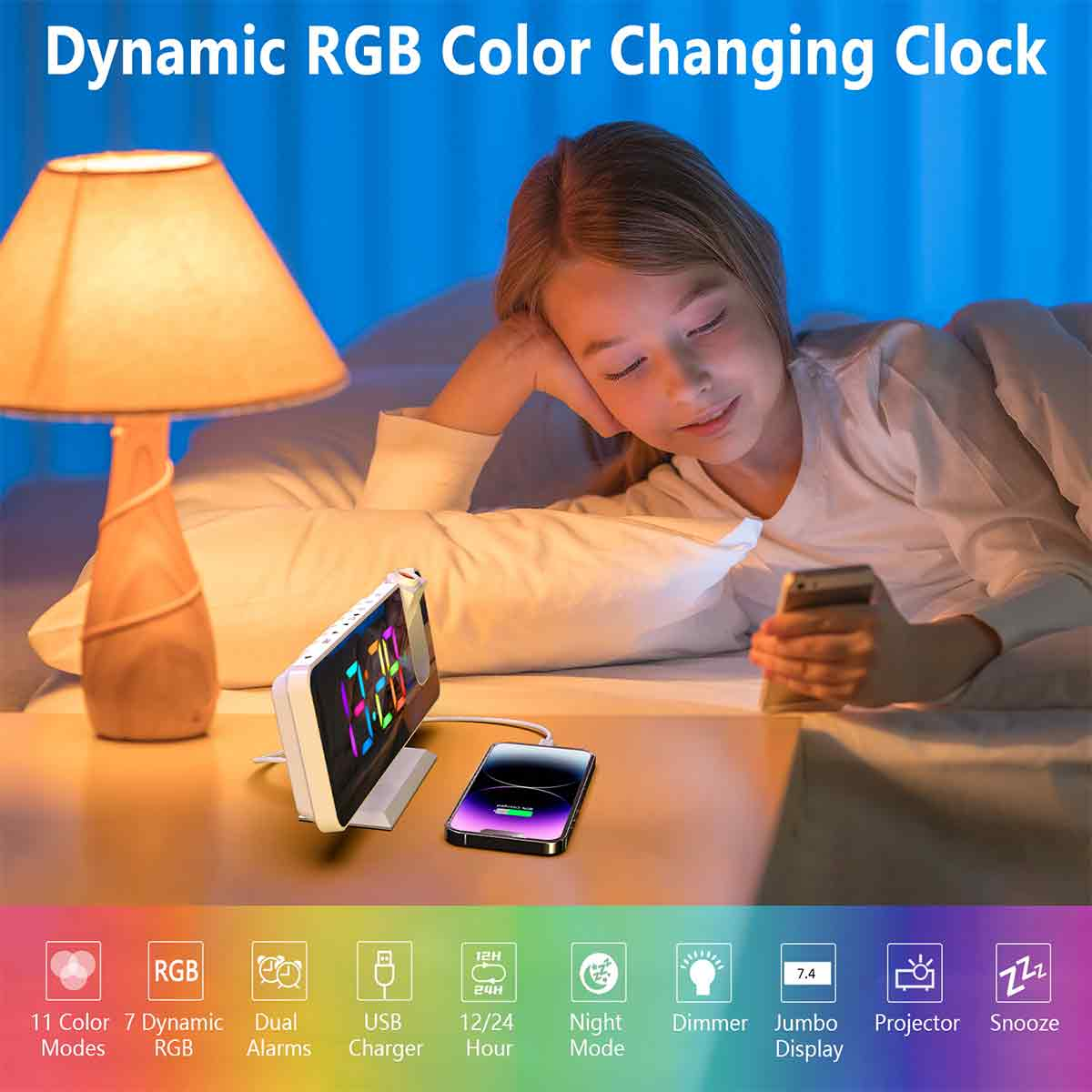 Mädchen mit Telefon in der Nähe einer Uhr, die Zeit und Datum anzeigt, mit Lampe und ladendem Telefon.