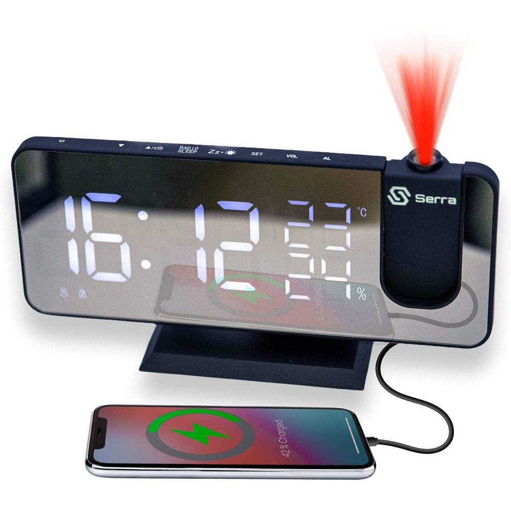 Digitaluhr zeigt Zeit und Temperatur. Ein Telefon lädt auf dem Ständer, ein rotes Licht wird projiziert.