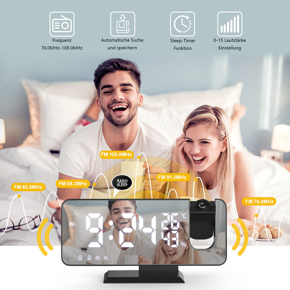 Ein glückliches Paar im Bett lächelt auf ein Radiowecker mit FM-Frequenzen.
