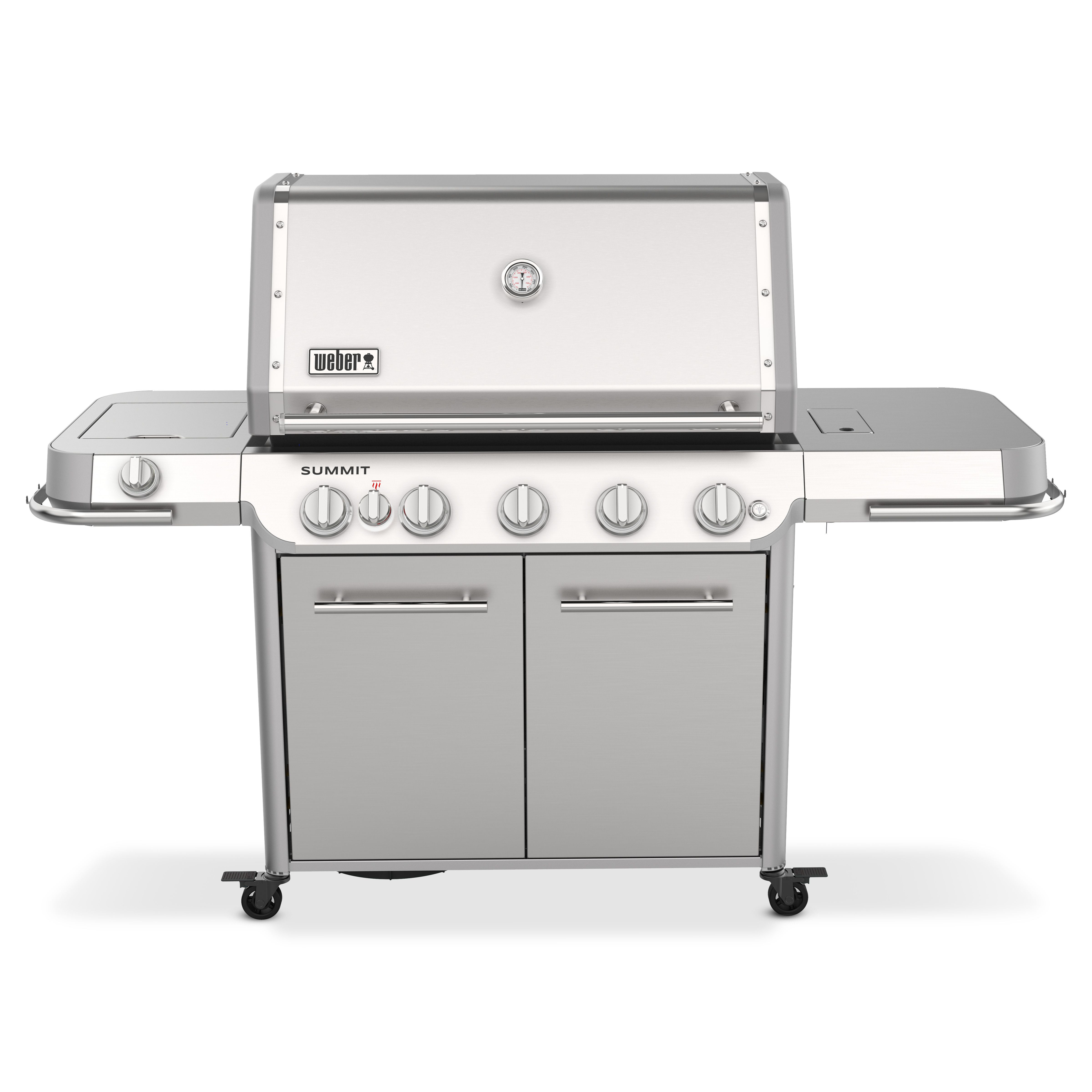 Parrilla Weber de acero inoxidable con capó, puertas y ruedas. Está sobre un fondo blanco.