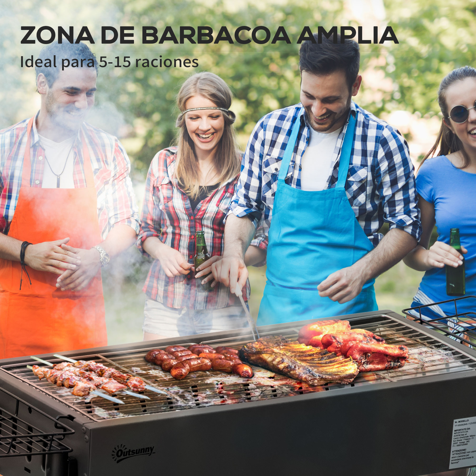 Grupo de personas alrededor de una parrilla cocinando comida: salchichas, costillas y brochetas.