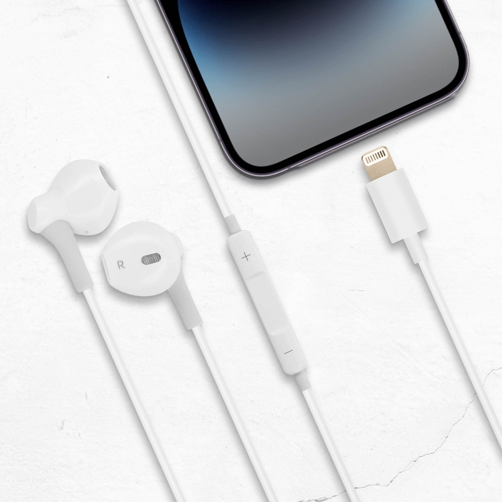 Auriculares blancos y teléfono con conector Lightning. Sobre superficie blanca, vista cenital angular.