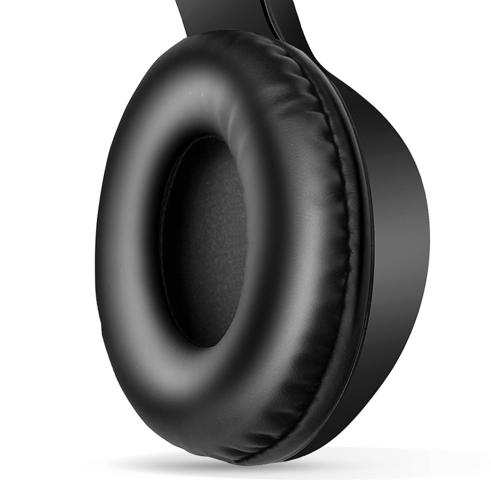 Schwarze Over-Ear-Kopfhörer, Nahaufnahme der Ohrmuschel. Die Ohrmuschel ist rund und schwarz.