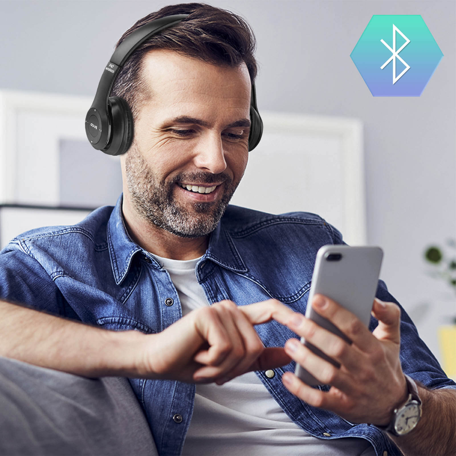Un homme portant un casque noir, utilisant un téléphone. Icône Bluetooth visible.