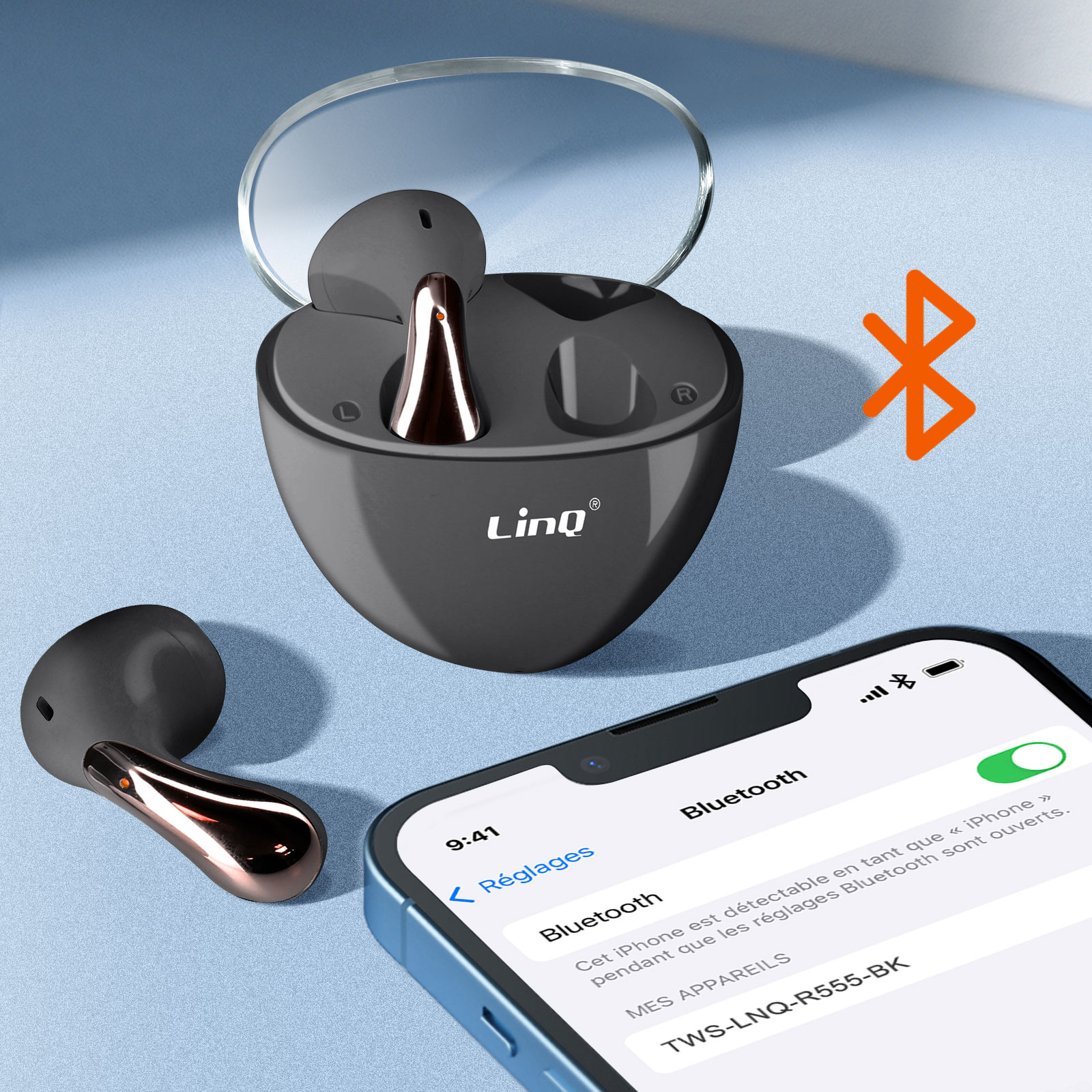 Auricolari neri e custodia di ricarica con telefono che mostra le impostazioni Bluetooth su un tavolo.