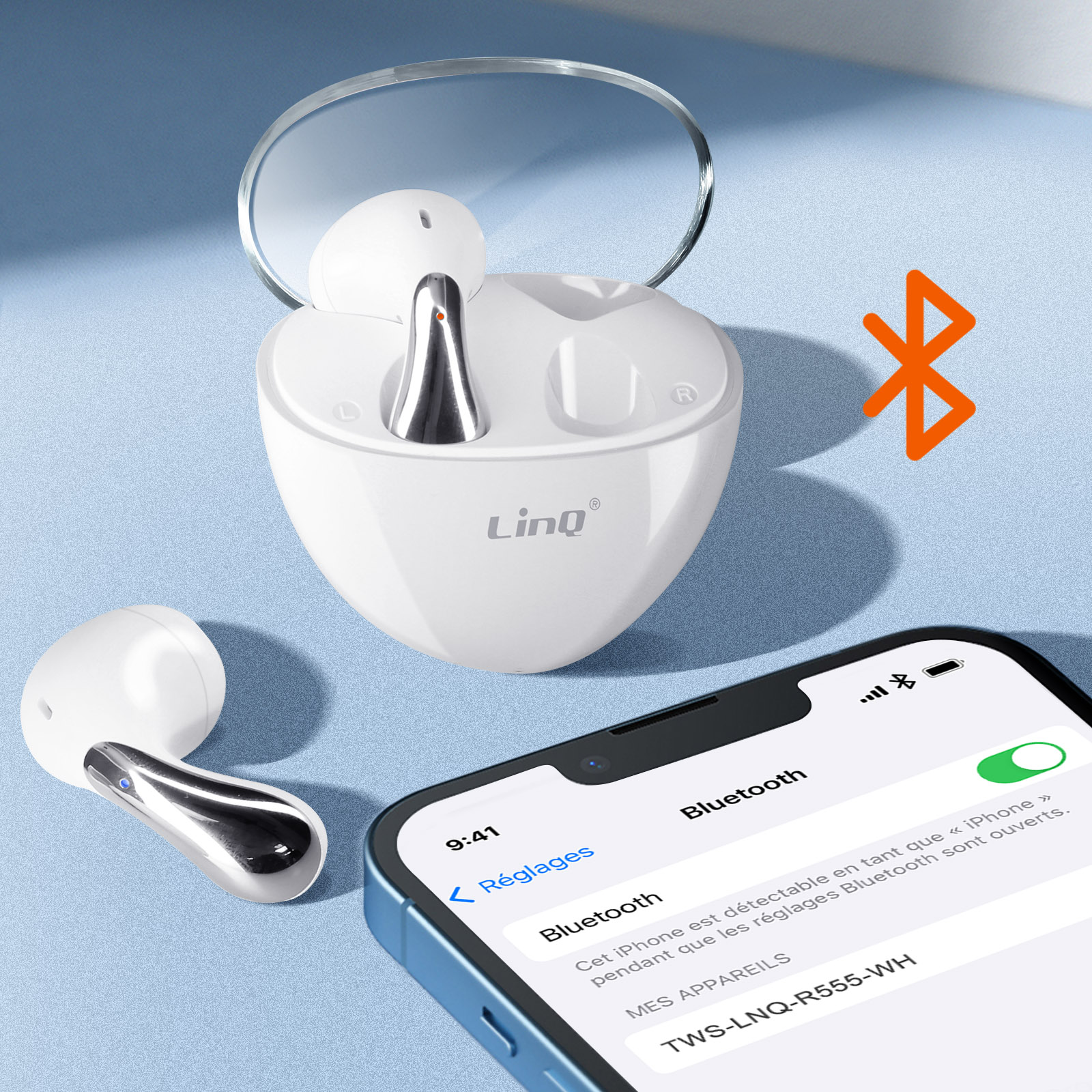 Auricolari wireless bianchi e custodia di ricarica. Un telefono mostra le impostazioni Bluetooth. Logo Bluetooth.