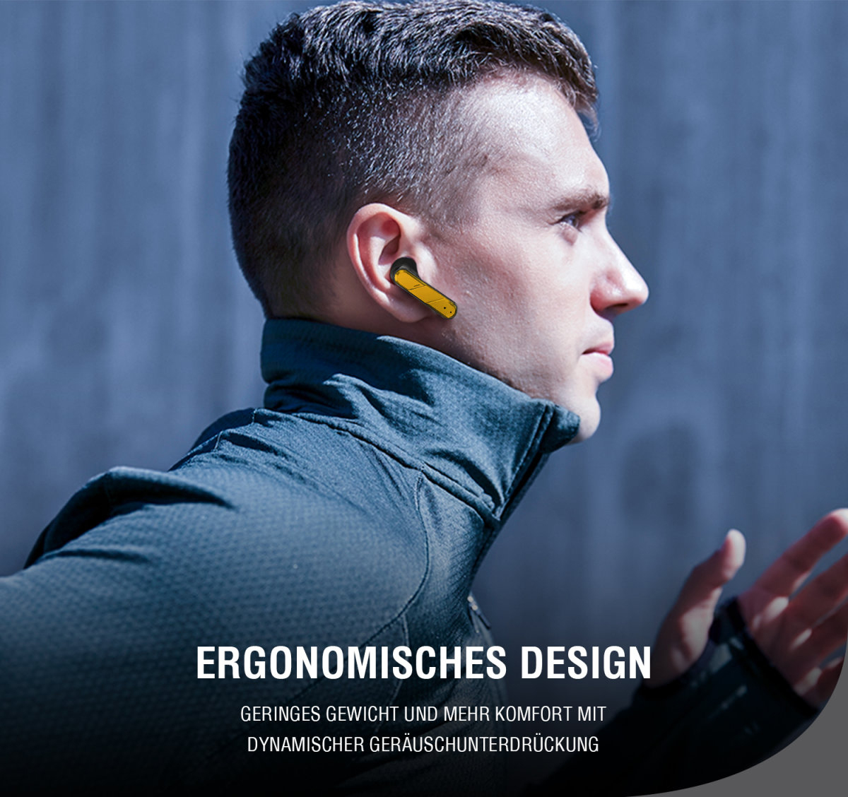 Un uomo che indossa un auricolare, il testo recita 'Design ergonomico'. Mostra l'auricolare e il volto dell'uomo.