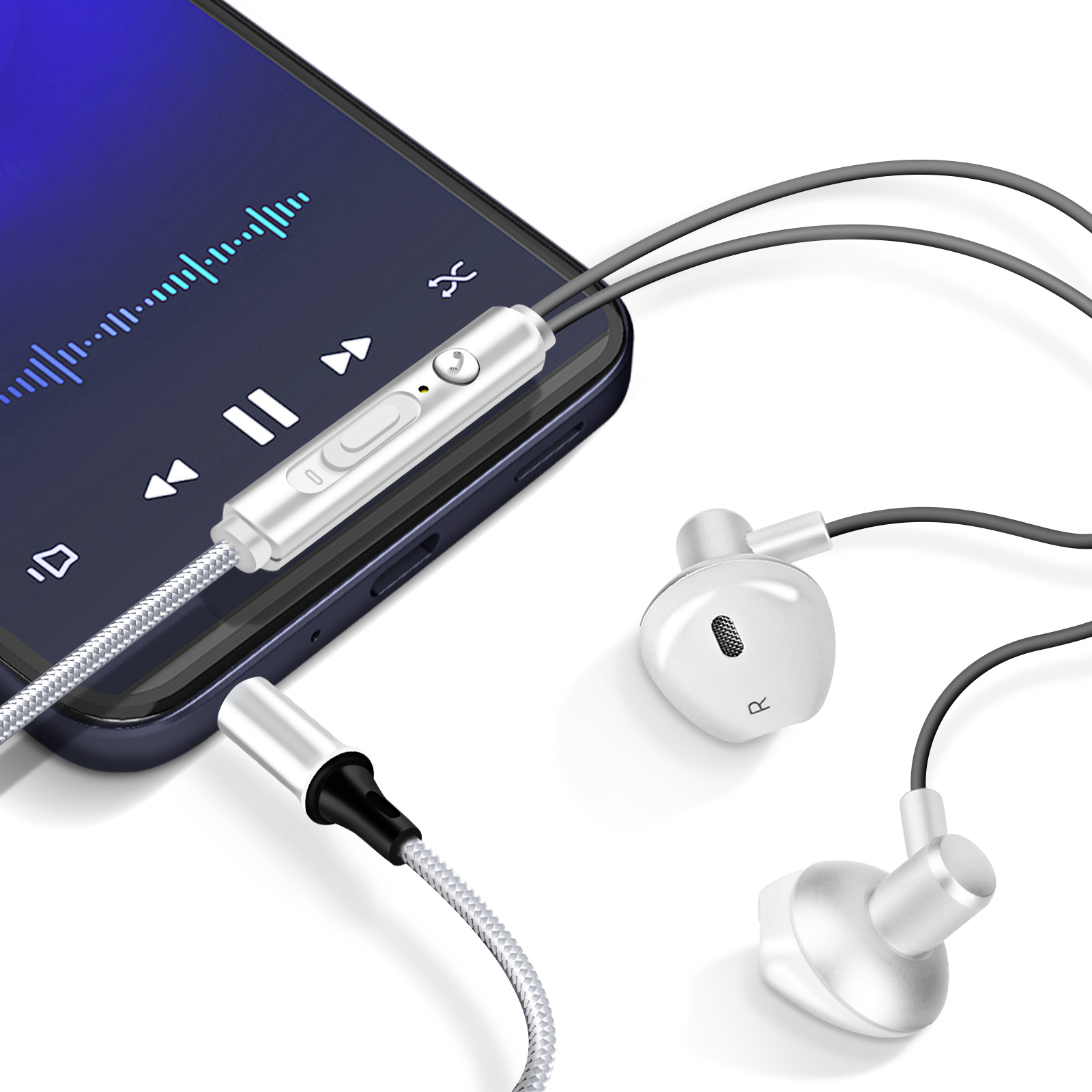 Auriculares conectados a un teléfono. La pantalla del teléfono muestra controles de música. Auriculares blancos.