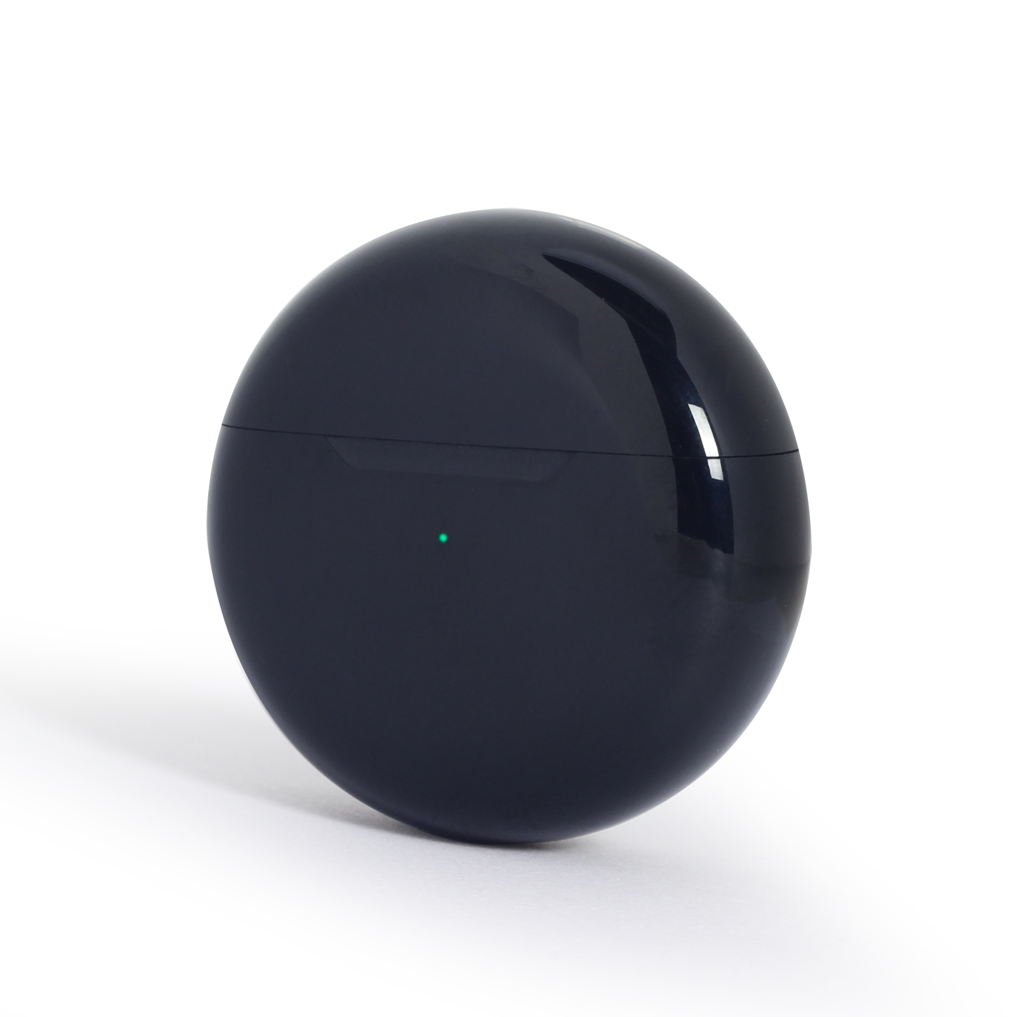 Un étui d'écouteurs arrondi bleu foncé avec une petite lumière verte visible.