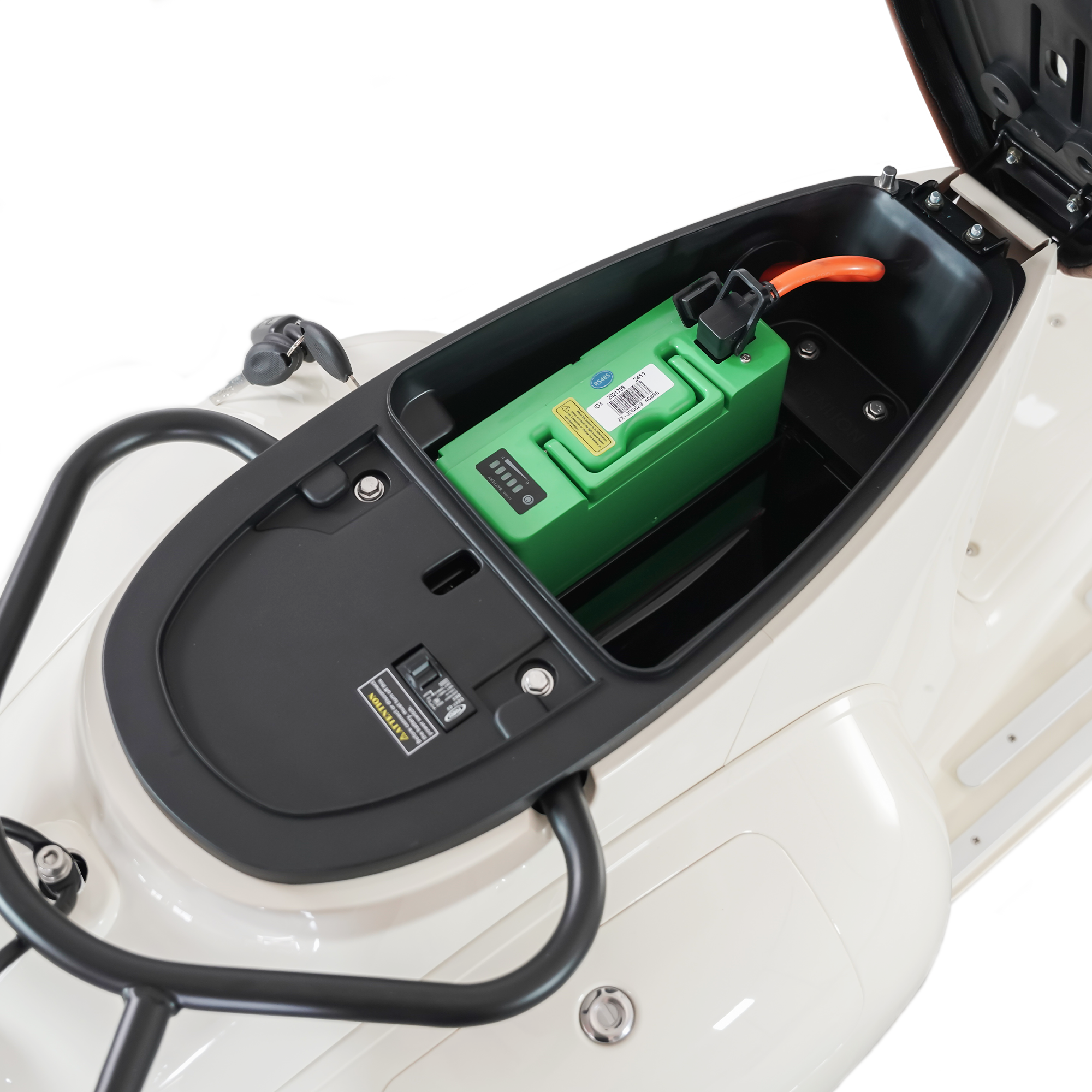 Elektroroller-Batteriefach geöffnet, mit einer grünen Batterie.