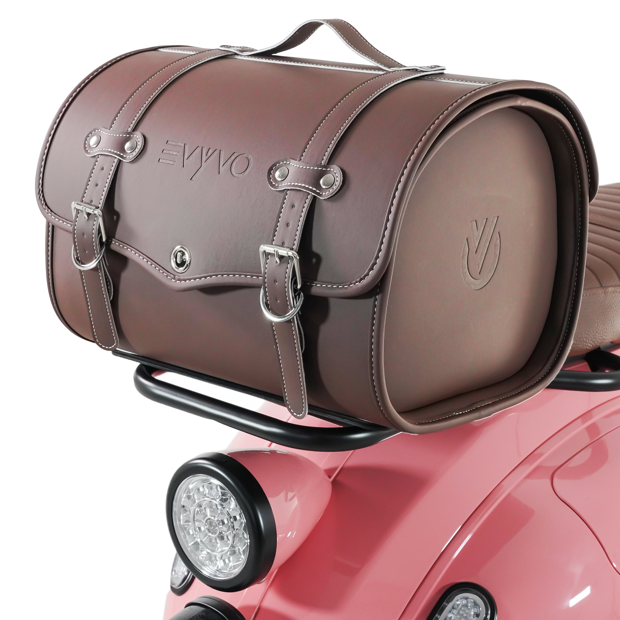Braune Motorradtasche aus Leder, montiert auf einem rosa Roller. Sie ist mit Riemen befestigt.
