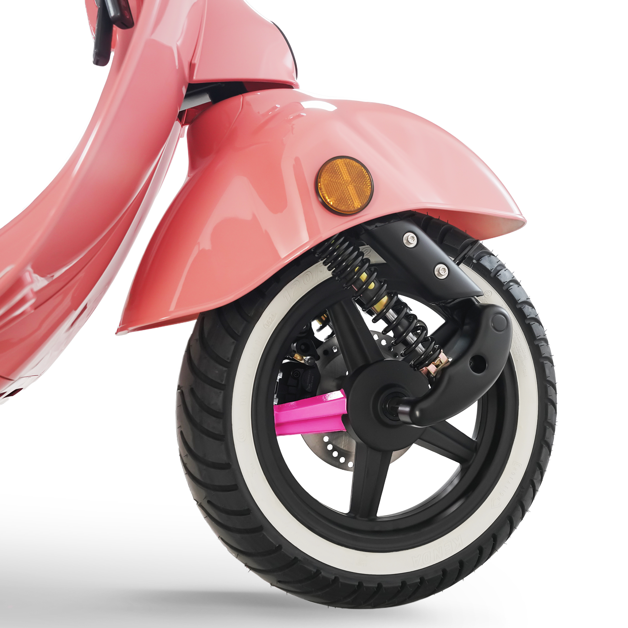 Pinkfarbenes Rollerrad mit weißem Reifen und schwarzen Details. Es hat einen gelben Seitenreflektor.