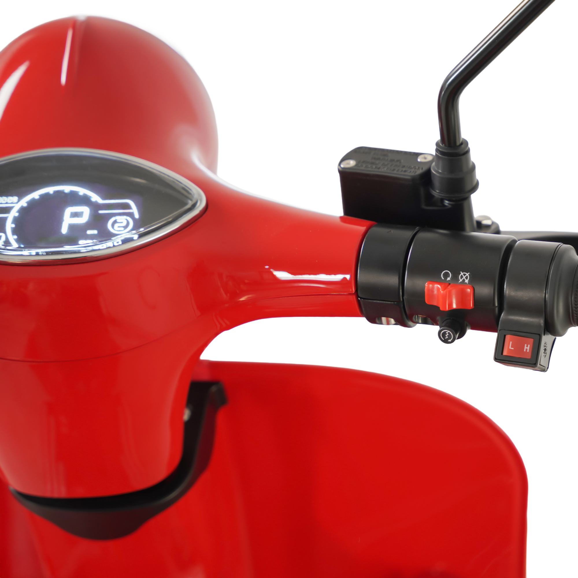 Roter Rollerlenker mit Bedienelementen: Licht, Blinker und Spiegel. Das Armaturenbrett ist sichtbar.