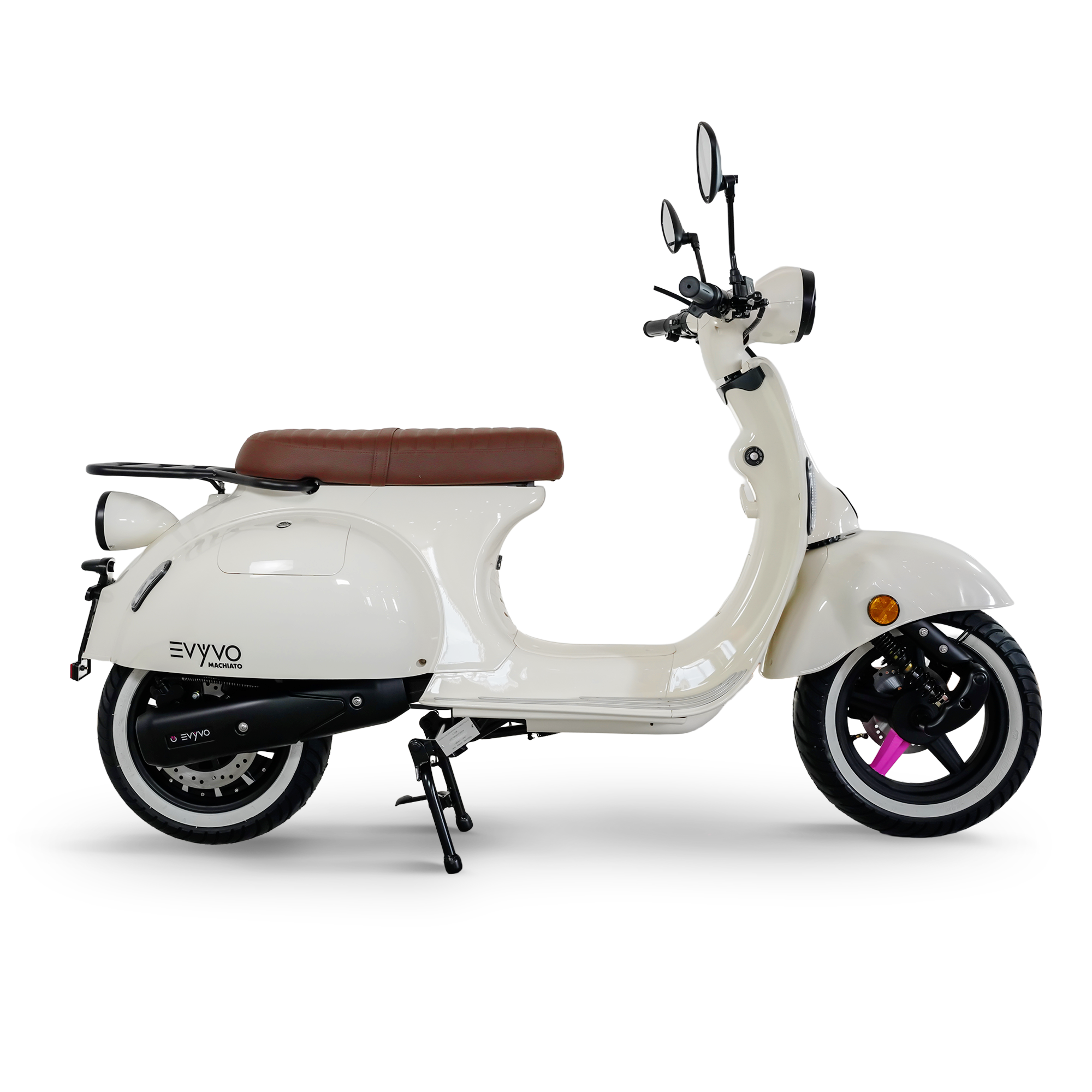 Weißer Roller mit braunem Sitz, weißem Gehäuse, schwarzen Reifen und einem schwarzen Motor. Er steht auf schwarzem Untergrund.