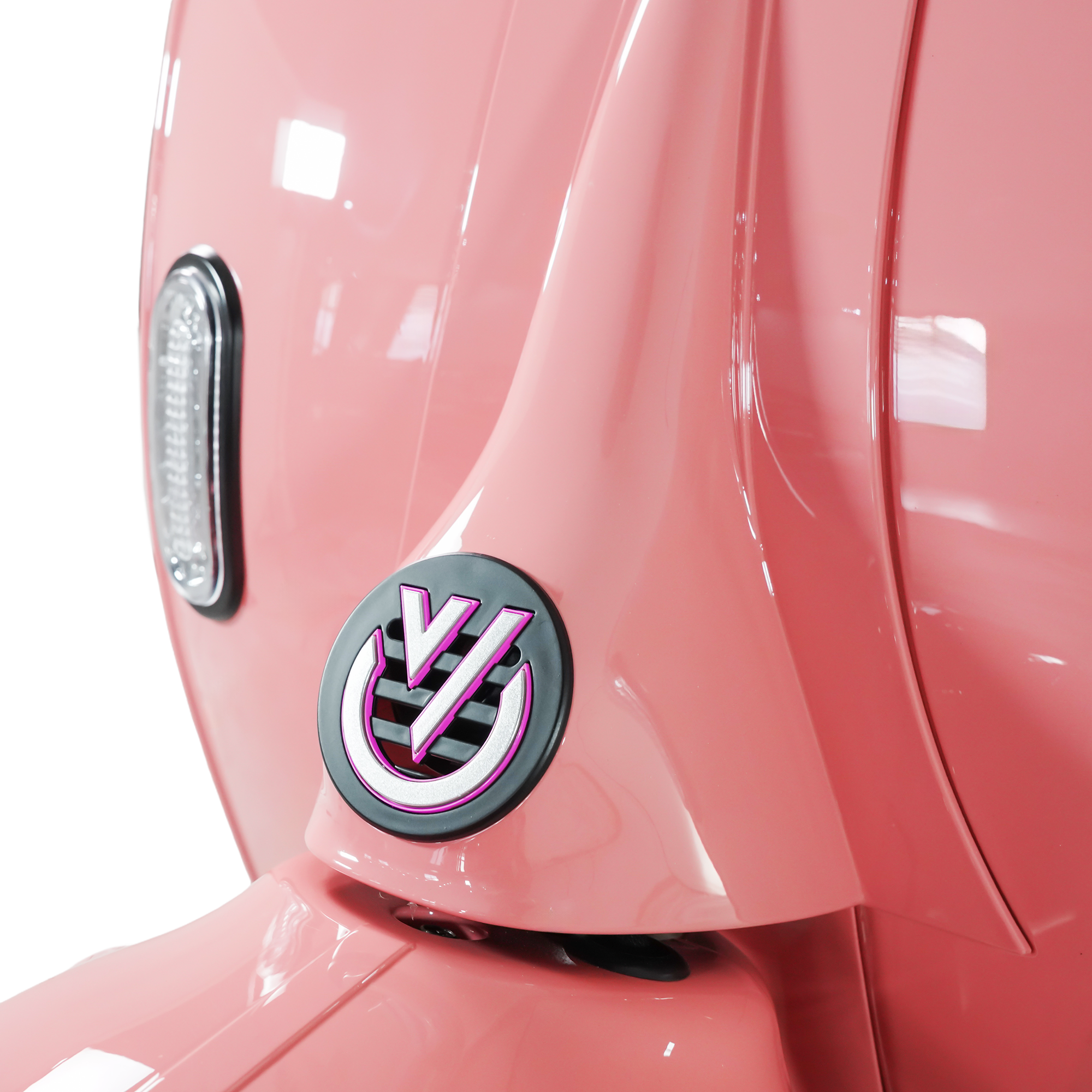 Nahaufnahme eines rosa Rollerkörpers mit Logo.