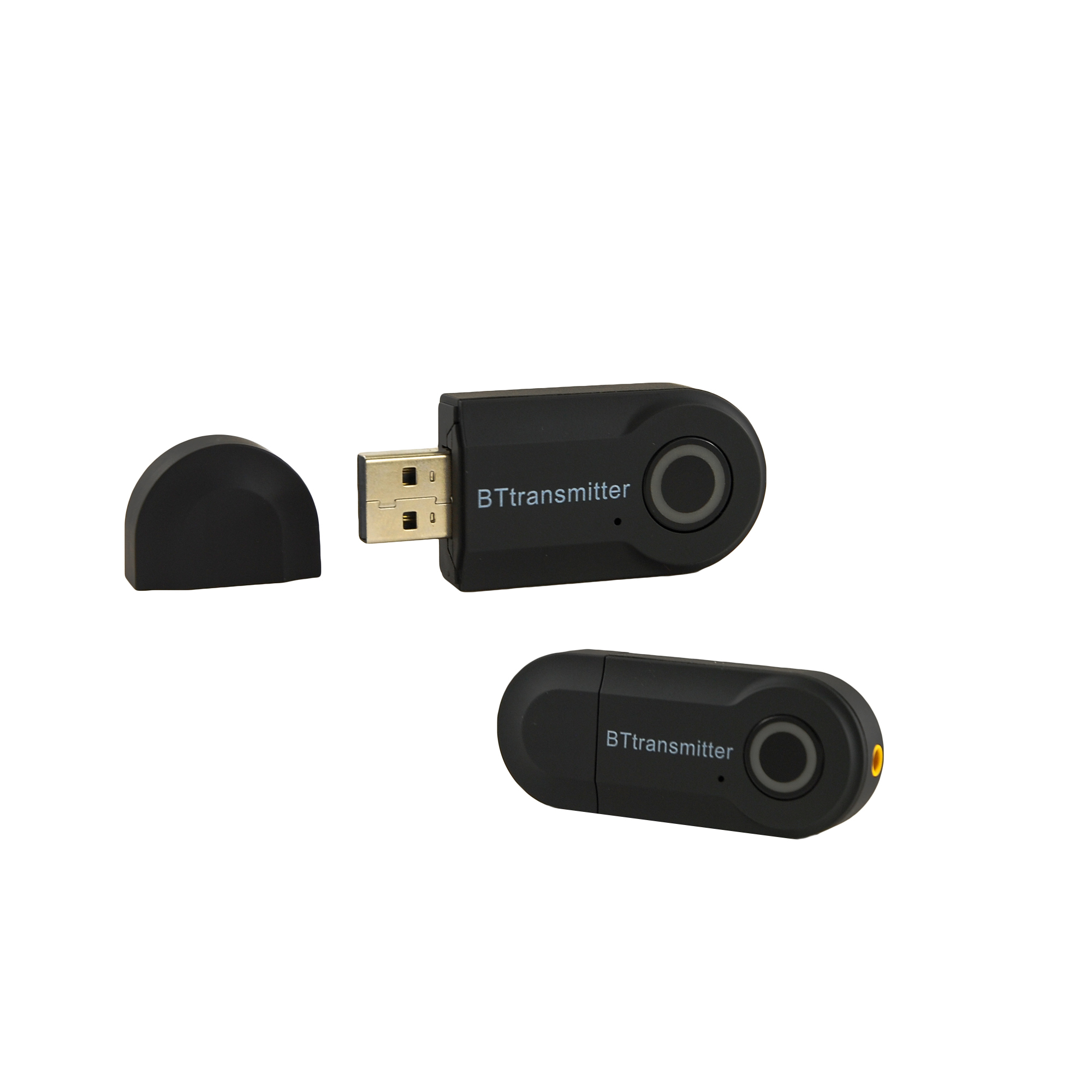 Un trasmettitore Bluetooth nero e un tappo su sfondo bianco. Il trasmettitore è collegato a una porta USB.