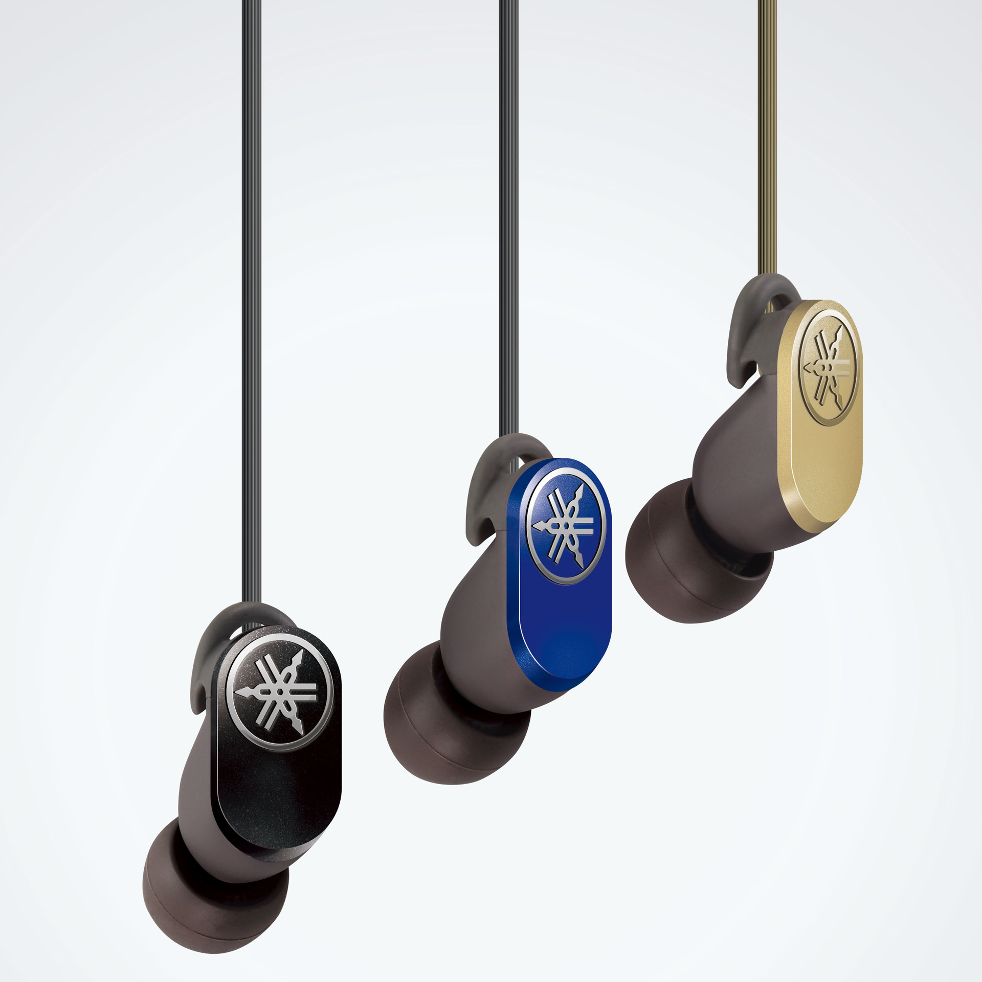 Trzy pary słuchawek Yamaha wiszące. Każda para ma inny kolor: czarny, niebieski i złoty.