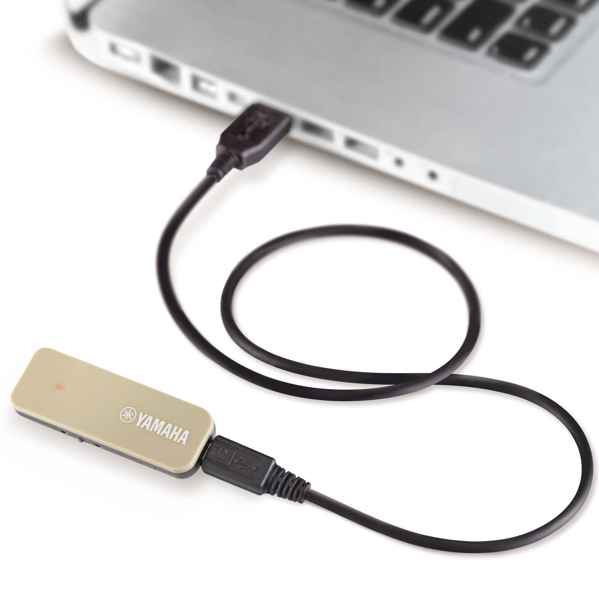 Interfejs audio USB Yamaha podłączony do laptopa.