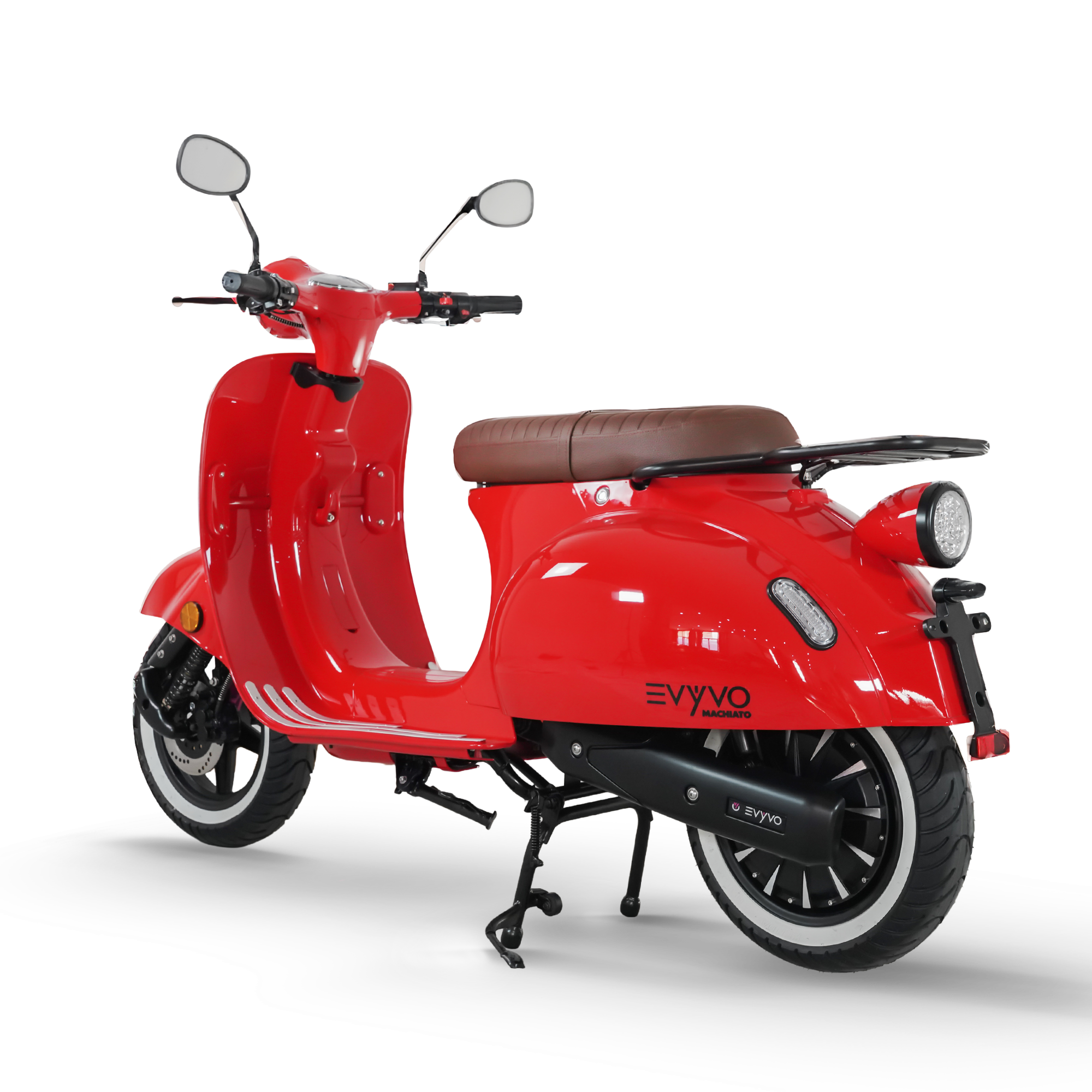 Roter Retro-Roller mit weißen Reifen, braunem Sitz und weißen Streifen. Von vorne gesehen.