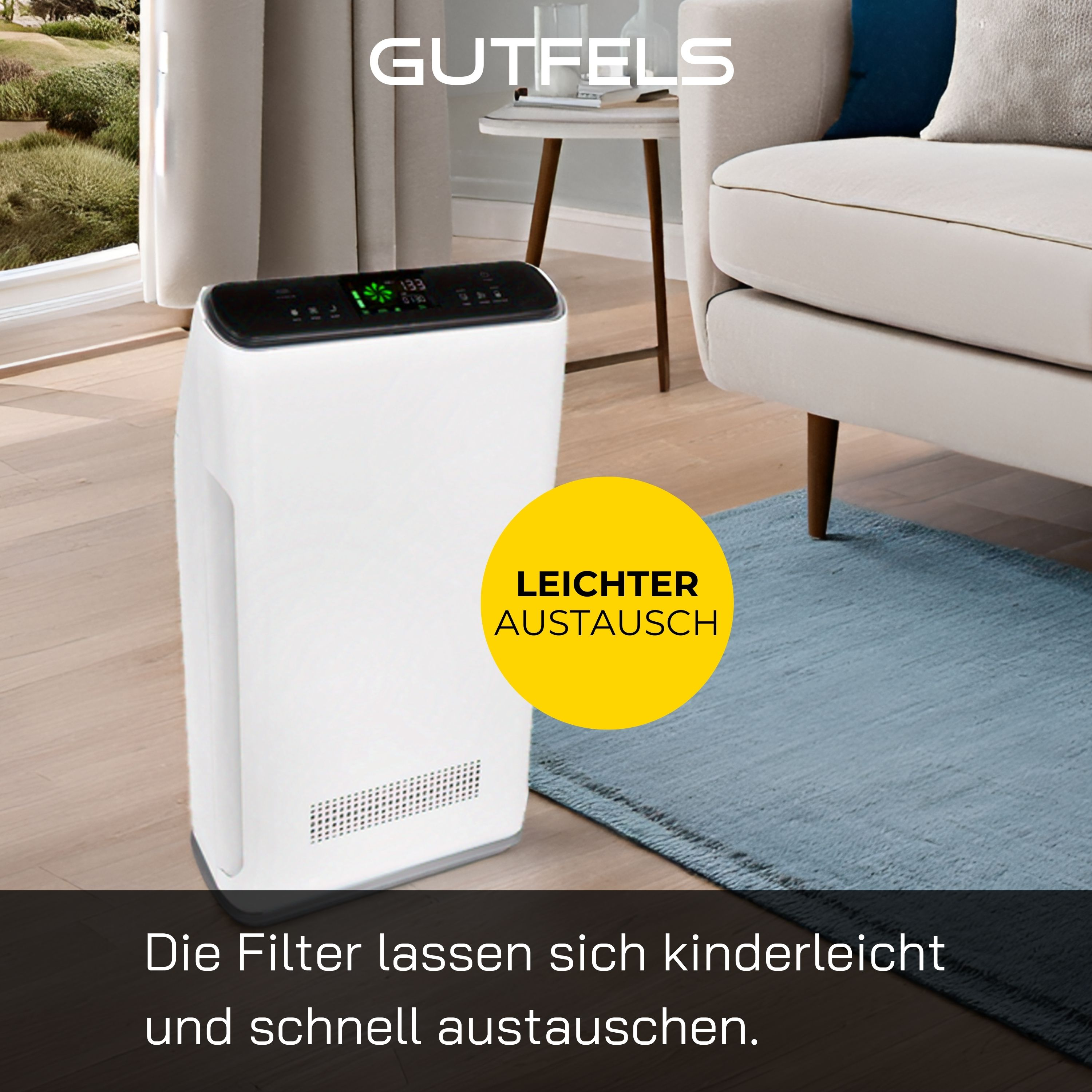 Weißer Luftreiniger mit Digitalanzeige, auf blauem Teppich, und Wohnzimmerhintergrund.