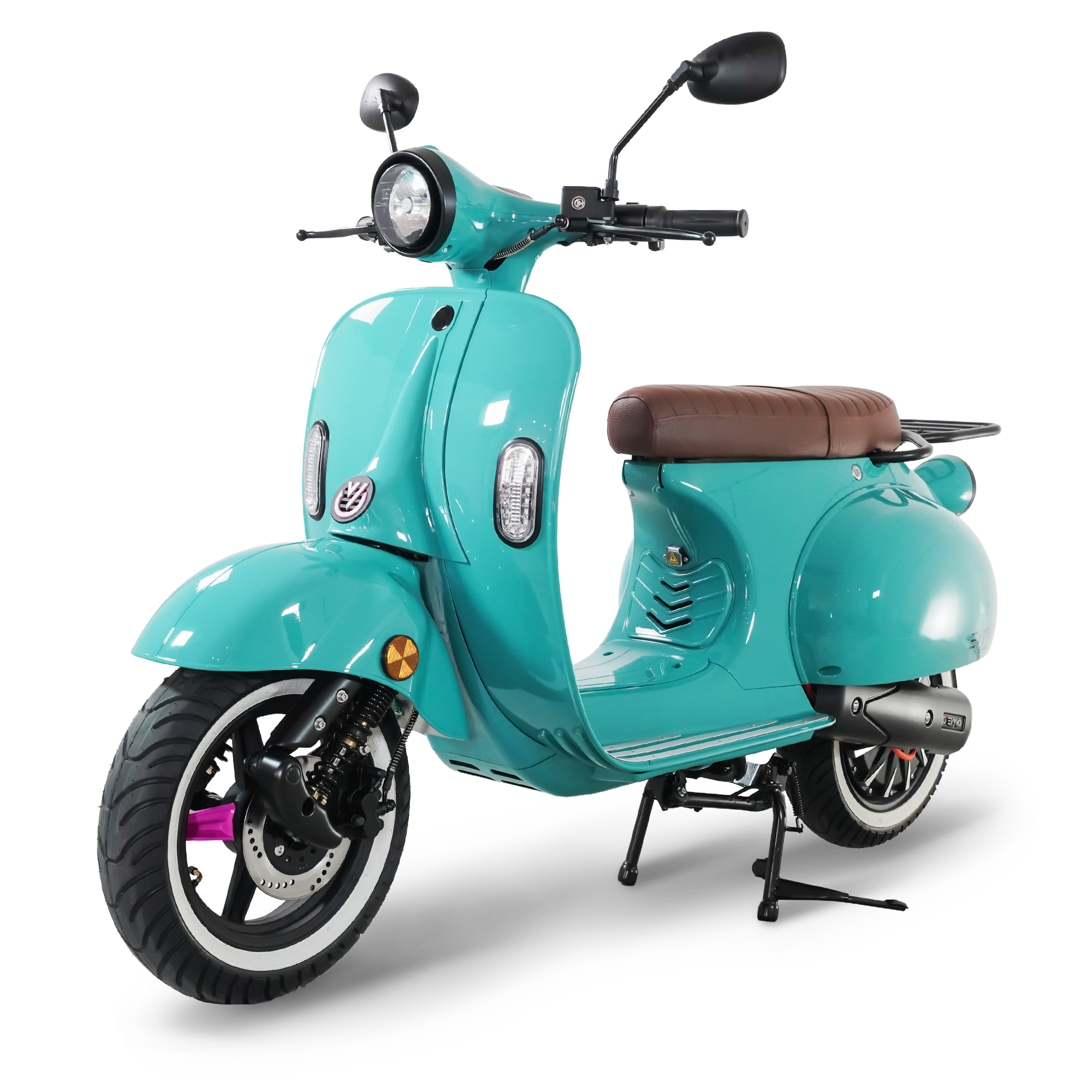 Türkisfarbener Roller mit braunem Sitz, schwarzen Reifen und weißem Reifenrand. Schwarzer Hintergrund.