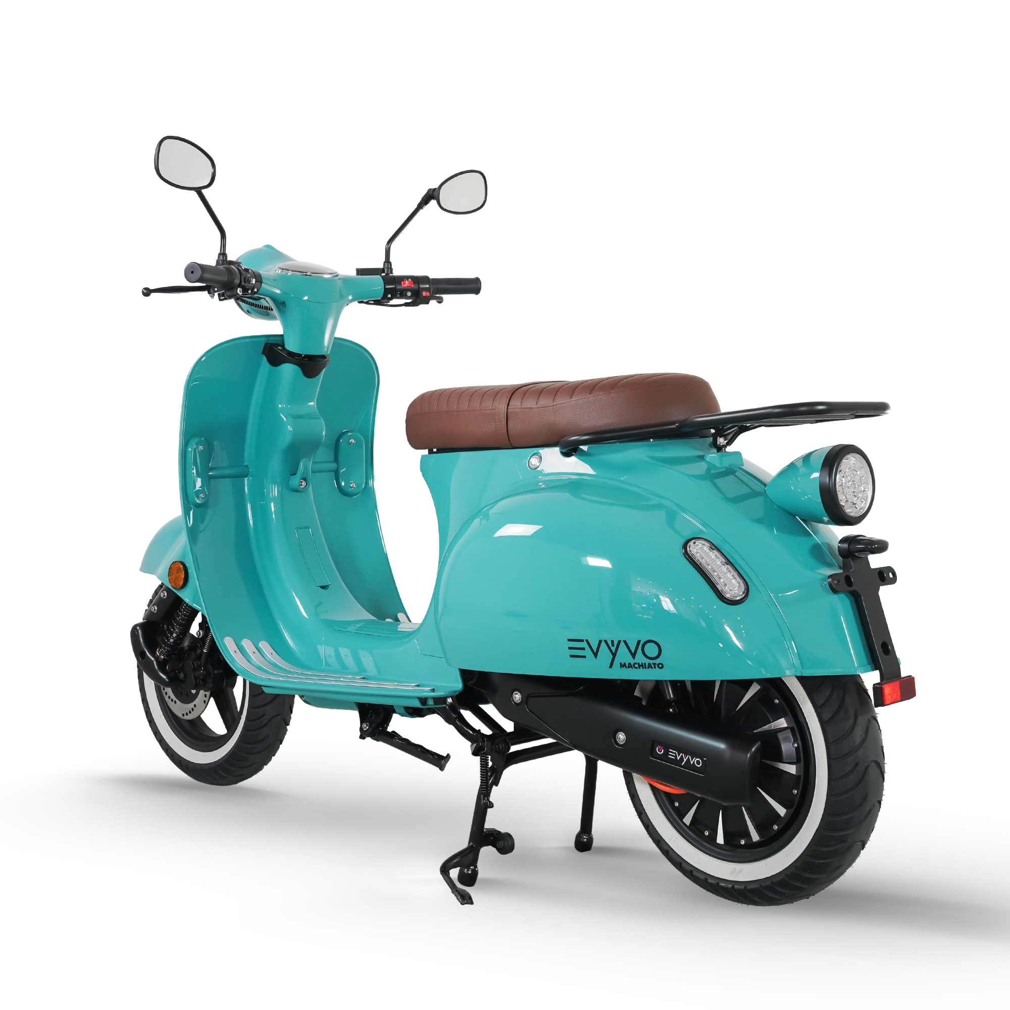 Türkisfarbener Roller mit braunem Sitz. Er hat weiße Reifen und einen schwarzen Motor mit dem Evyvo Machiato Logo.
