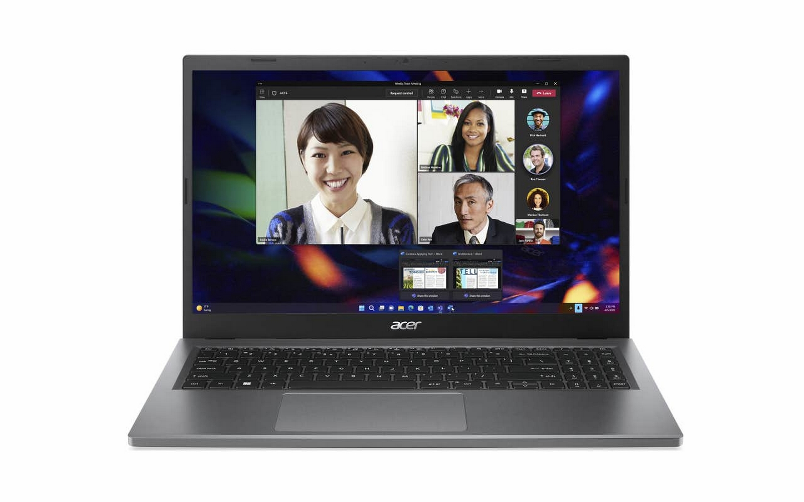 Laptop su sfondo bianco. Lo schermo mostra una videochiamata.