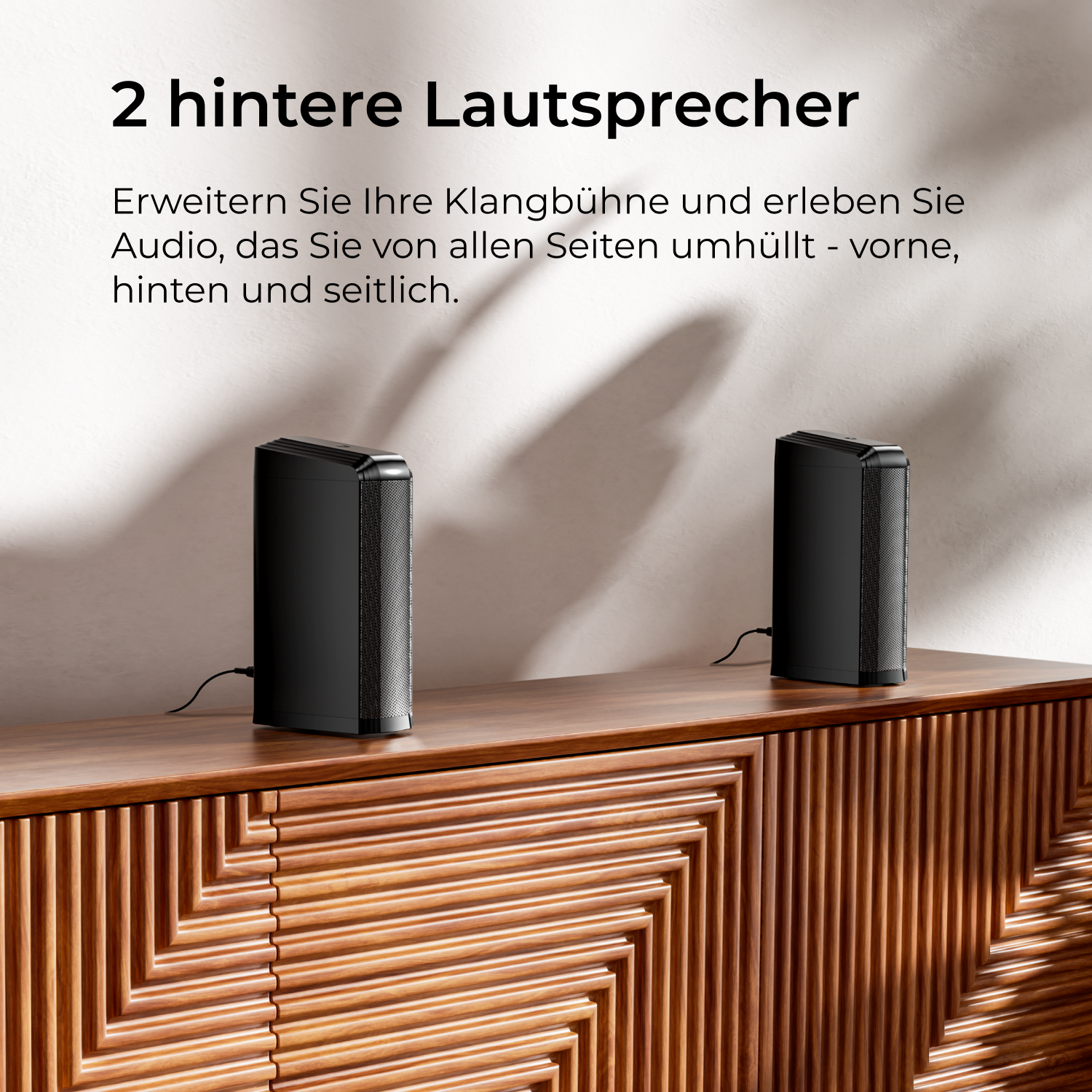 Zwei schwarze Lautsprecher auf einem Holzschrank. Text: 2 hintere Lautsprecher. Text erklärt Klangverbesserung.