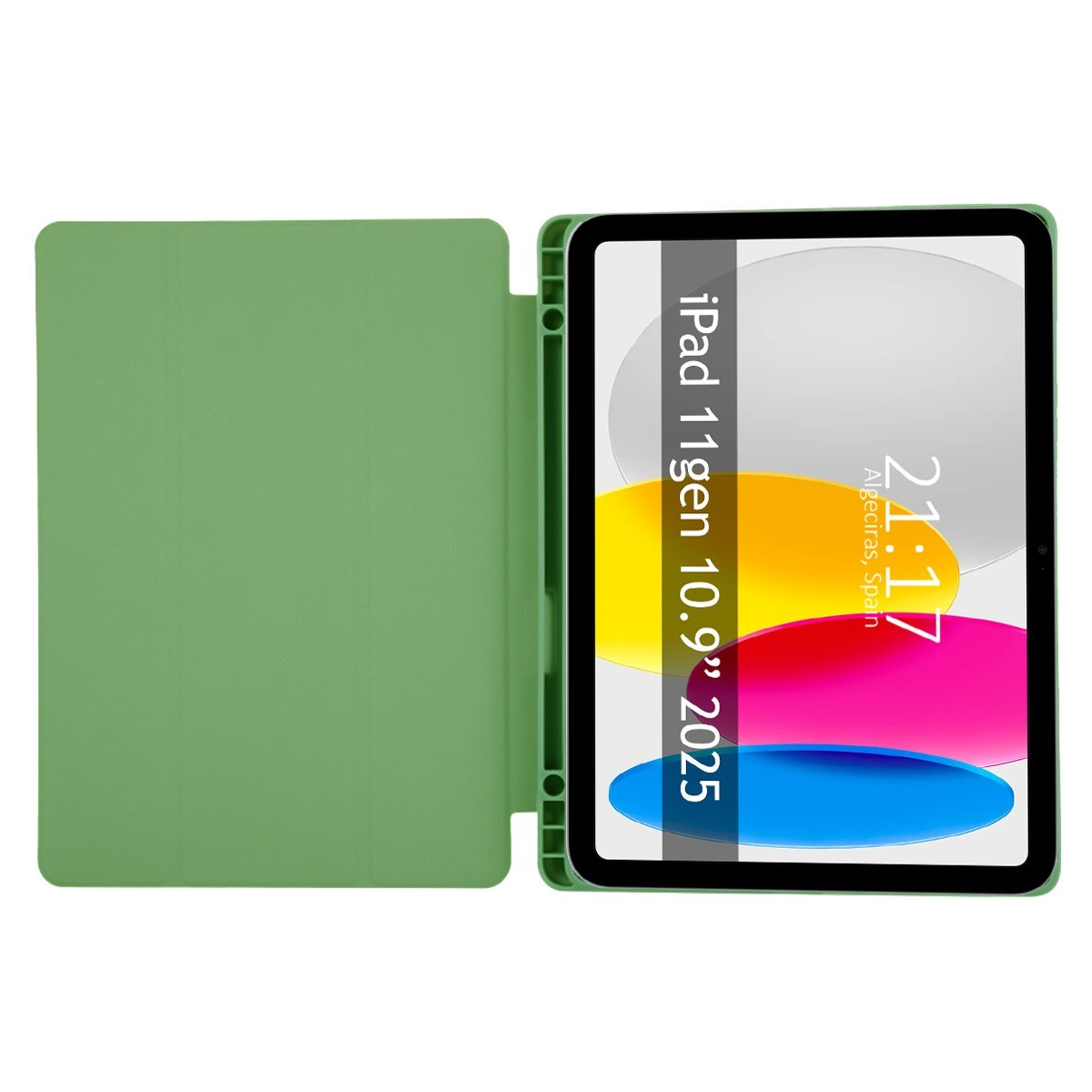 Funda de iPad verde abierta, con un iPad dentro. La pantalla muestra un fondo colorido y la hora.