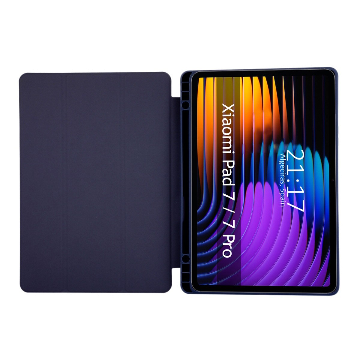 Una tableta con una funda azul que muestra un reloj.