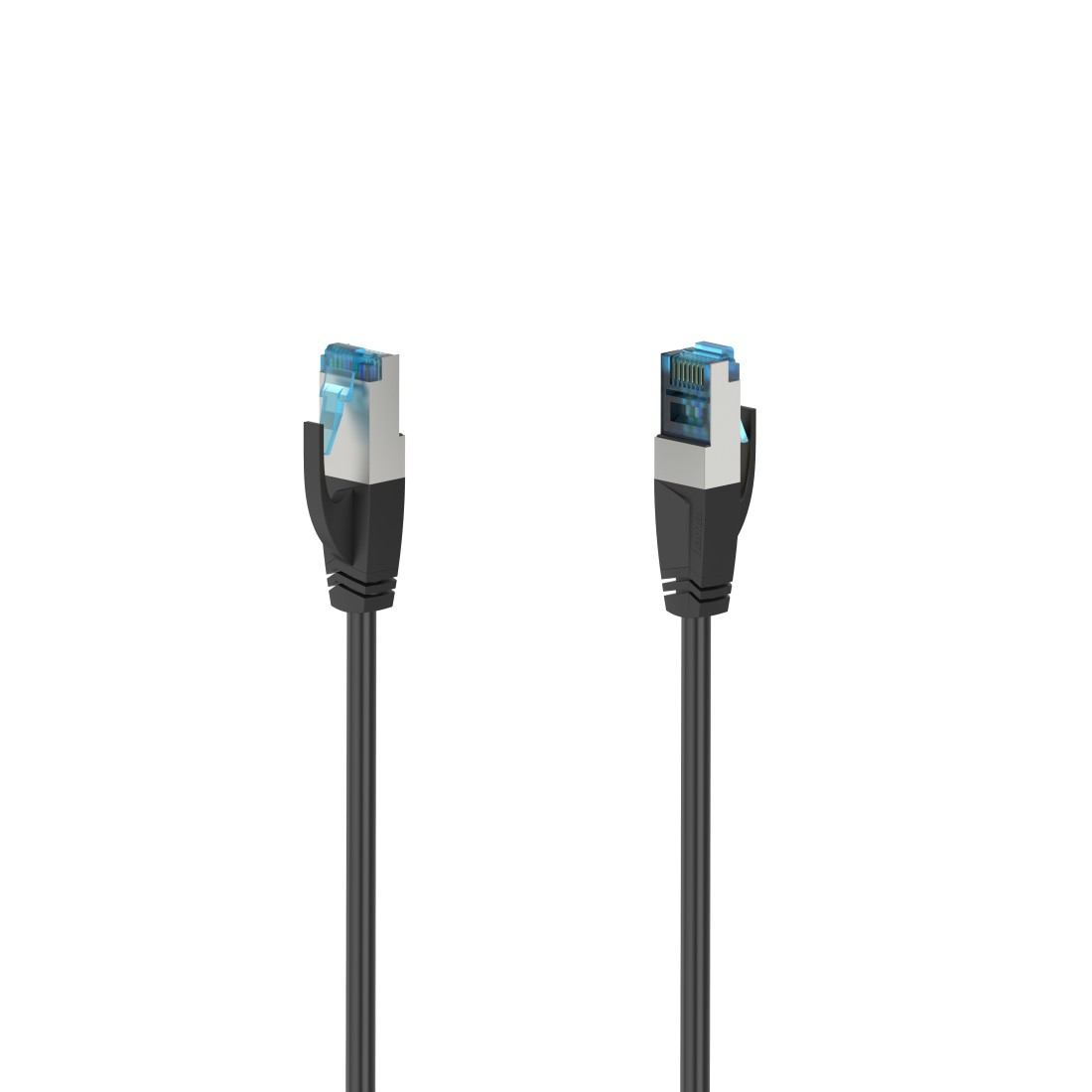Zwei Netzwerkkabel mit blauen Steckern sind auf weißem Hintergrund isoliert.