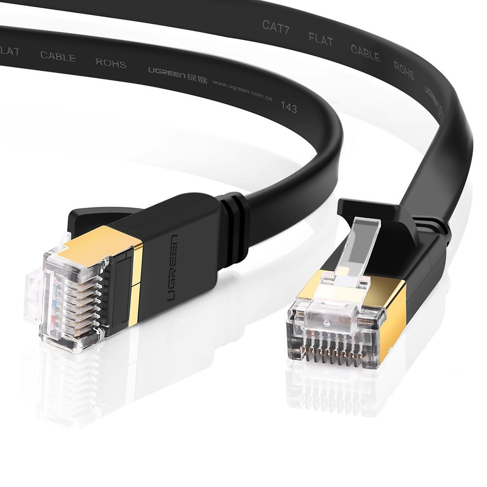 Schwarzes flaches CAT7-Ethernet-Kabel mit vergoldeten Steckern. Markenname UGREEN sichtbar.