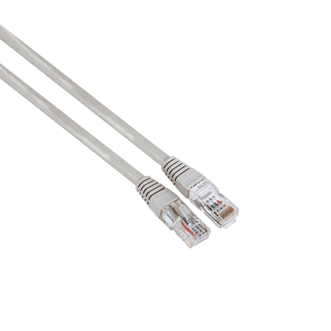 Dos cables Ethernet grises con conectores transparentes, sobre blanco, en ángulo.